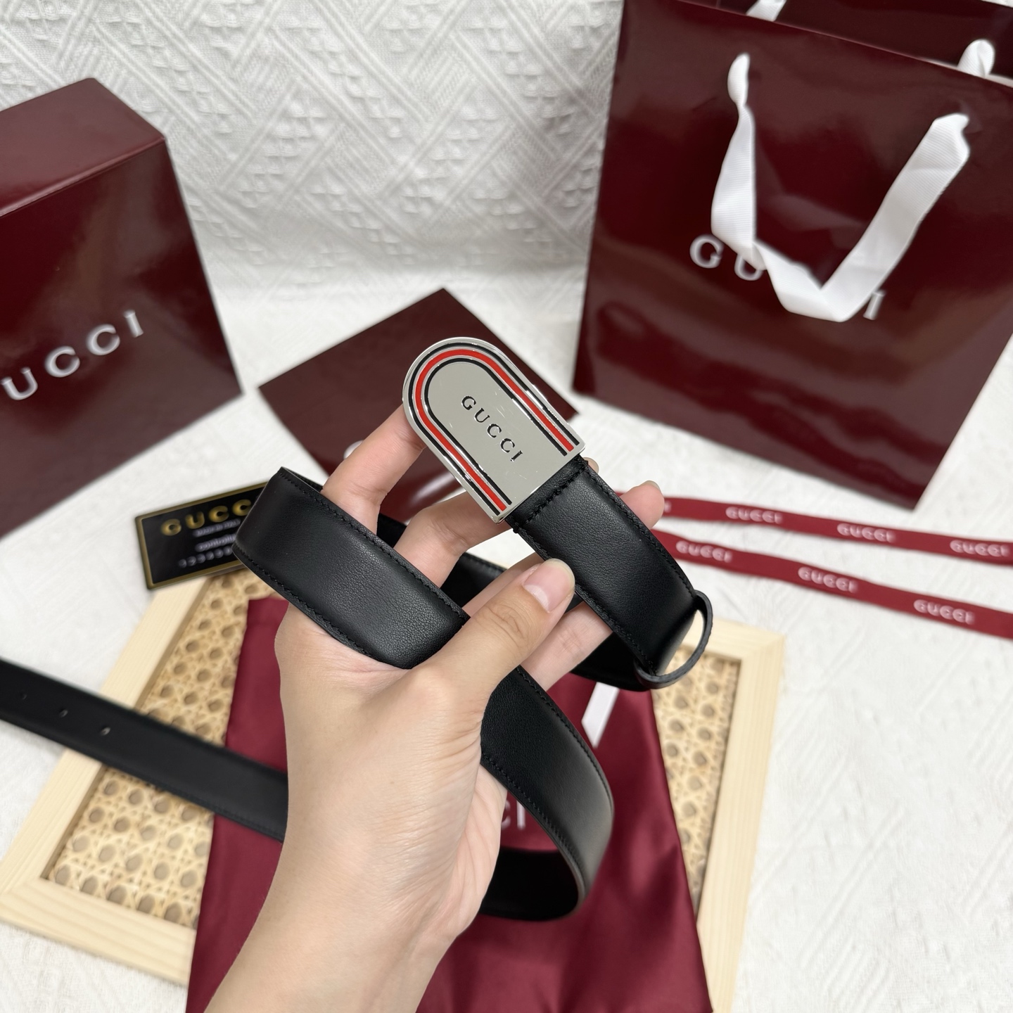 古家 男士双面用商务休闲腰带
高端精品品质 | 经典百搭爆款 | 官网同步新款
▎核心卖点
• 双面双色设计 一面GG S-e定制皮料+一面黑色皮革，一腰带两用，轻松切换商务与休闲风格
• 70年代典藏 35mm宽双G扣头，灵感源自品牌黄金年代，闪亮金属五金电镀工艺经久耐磨
• 细节彰显奢华 联锁G图腾、精品圆形搭扣、3.0 cm标准宽度，适配低腰穿搭，官网同步细节工艺
▎品质保障
原单顶级皮料+防水涂层，标配全套包装（含防尘盒/礼品袋），自用体面，赠礼彰显品位
▎参数信息
材质：GG定制皮料+多色皮革双面 | 带身宽：30mm
搭扣：可旋转双G金属扣 | 如配色：多色搭配
包装：原版礼盒套装 | 款号：官网同步 
p160