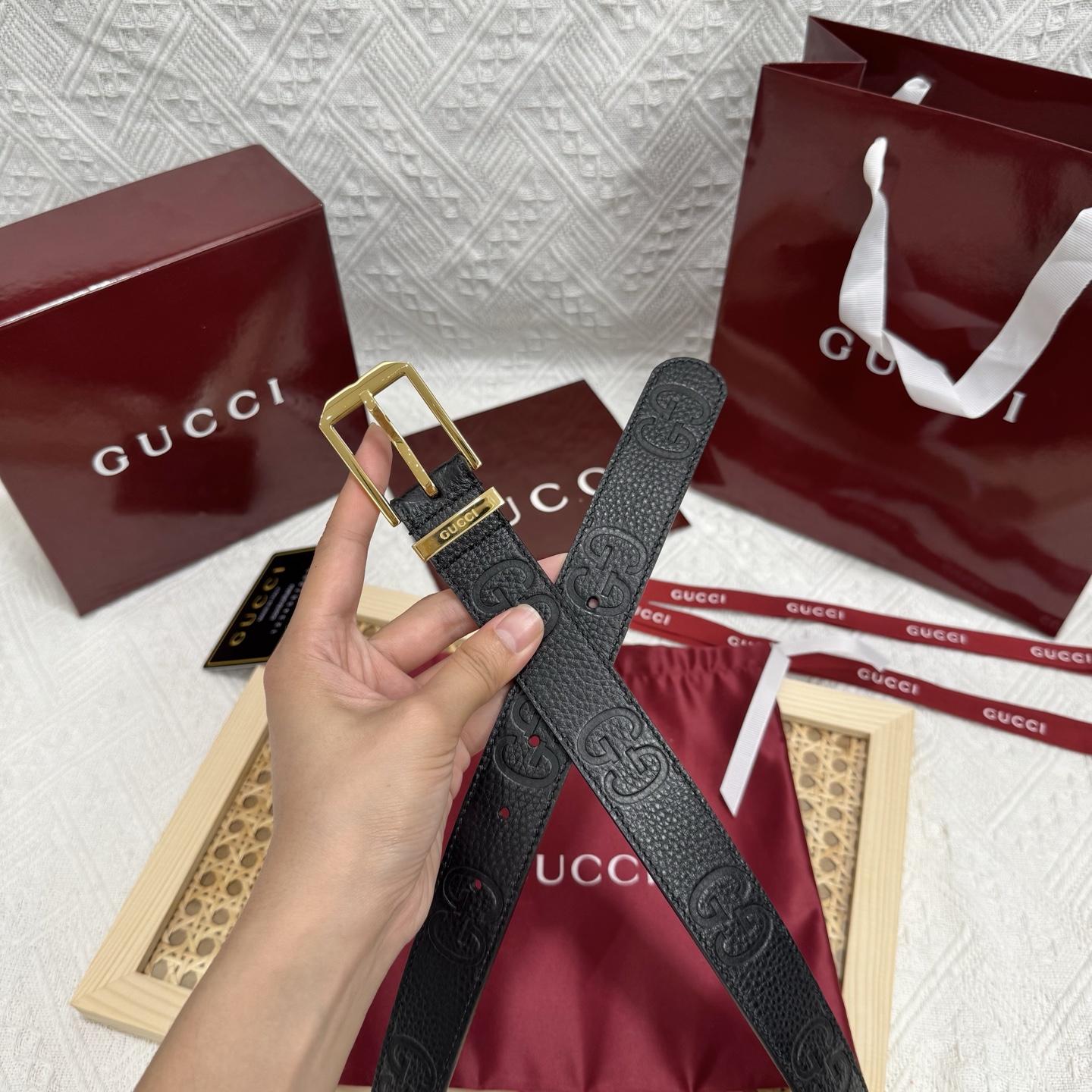 古家 男士双面用商务休闲腰带
高端精品品质 | 经典百搭爆款 | 官网同步新款
▎核心卖点
• 双面双色设计 一面GG S-e定制皮料+一面黑色皮革，一腰带两用，轻松切换商务与休闲风格
• 70年代典藏 35mm宽双G扣头，灵感源自品牌黄金年代，闪亮金属五金电镀工艺经久耐磨
• 细节彰显奢华 联锁G图腾、精品圆形搭扣、3.0 cm标准宽度，适配低腰穿搭，官网同步细节工艺
▎品质保障
原单顶级皮料+防水涂层，标配全套包装（含防尘盒/礼品袋），自用体面，赠礼彰显品位
▎参数信息
材质：GG定制皮料+多色皮革双面 | 带身宽：30mm
搭扣：可旋转双G金属扣 | 如配色：多色搭配
包装：原版礼盒套装 | 款号：官网同步 
p160