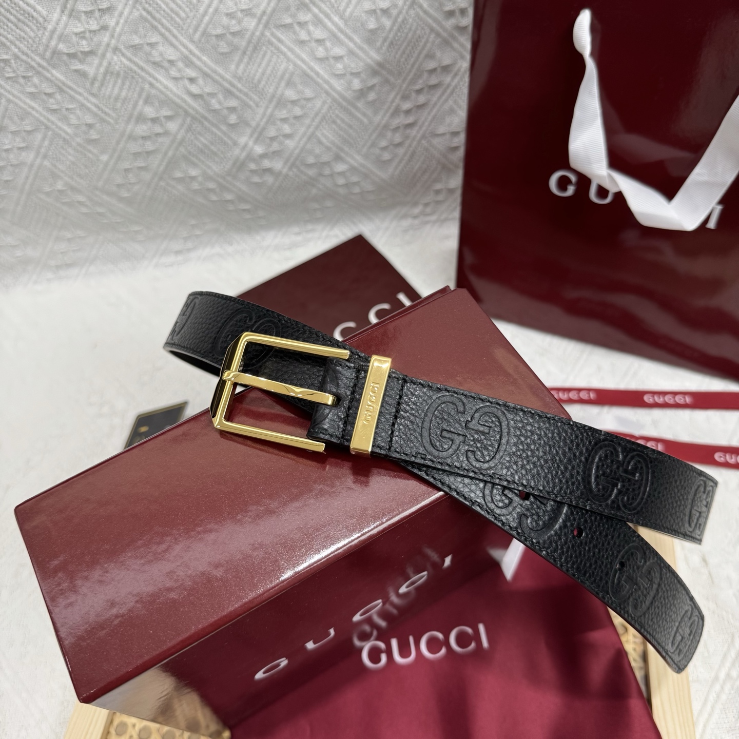 古家 男士双面用商务休闲腰带
高端精品品质 | 经典百搭爆款 | 官网同步新款
▎核心卖点
• 双面双色设计 一面GG S-e定制皮料+一面黑色皮革，一腰带两用，轻松切换商务与休闲风格
• 70年代典藏 35mm宽双G扣头，灵感源自品牌黄金年代，闪亮金属五金电镀工艺经久耐磨
• 细节彰显奢华 联锁G图腾、精品圆形搭扣、3.0 cm标准宽度，适配低腰穿搭，官网同步细节工艺
▎品质保障
原单顶级皮料+防水涂层，标配全套包装（含防尘盒/礼品袋），自用体面，赠礼彰显品位
▎参数信息
材质：GG定制皮料+多色皮革双面 | 带身宽：30mm
搭扣：可旋转双G金属扣 | 如配色：多色搭配
包装：原版礼盒套装 | 款号：官网同步 
p160