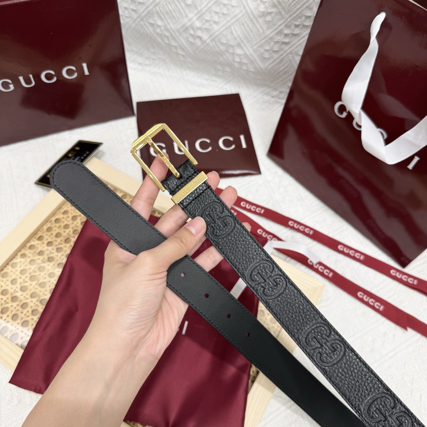 古家 男士双面用商务休闲腰带
高端精品品质 | 经典百搭爆款 | 官网同步新款
▎核心卖点
• 双面双色设计 一面GG S-e定制皮料+一面黑色皮革，一腰带两用，轻松切换商务与休闲风格
• 70年代典藏 35mm宽双G扣头，灵感源自品牌黄金年代，闪亮金属五金电镀工艺经久耐磨
• 细节彰显奢华 联锁G图腾、精品圆形搭扣、3.0 cm标准宽度，适配低腰穿搭，官网同步细节工艺
▎品质保障
原单顶级皮料+防水涂层，标配全套包装（含防尘盒/礼品袋），自用体面，赠礼彰显品位
▎参数信息
材质：GG定制皮料+多色皮革双面 | 带身宽：30mm
搭扣：可旋转双G金属扣 | 如配色：多色搭配
包装：原版礼盒套装 | 款号：官网同步 
p160