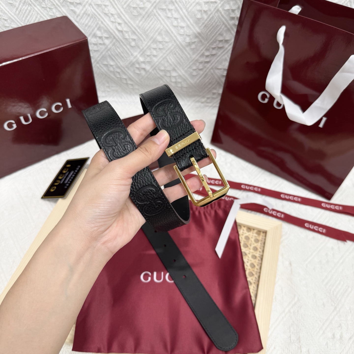 古家 男士双面用商务休闲腰带
高端精品品质 | 经典百搭爆款 | 官网同步新款
▎核心卖点
• 双面双色设计 一面GG S-e定制皮料+一面黑色皮革，一腰带两用，轻松切换商务与休闲风格
• 70年代典藏 35mm宽双G扣头，灵感源自品牌黄金年代，闪亮金属五金电镀工艺经久耐磨
• 细节彰显奢华 联锁G图腾、精品圆形搭扣、3.0 cm标准宽度，适配低腰穿搭，官网同步细节工艺
▎品质保障
原单顶级皮料+防水涂层，标配全套包装（含防尘盒/礼品袋），自用体面，赠礼彰显品位
▎参数信息
材质：GG定制皮料+多色皮革双面 | 带身宽：30mm
搭扣：可旋转双G金属扣 | 如配色：多色搭配
包装：原版礼盒套装 | 款号：官网同步 
p160