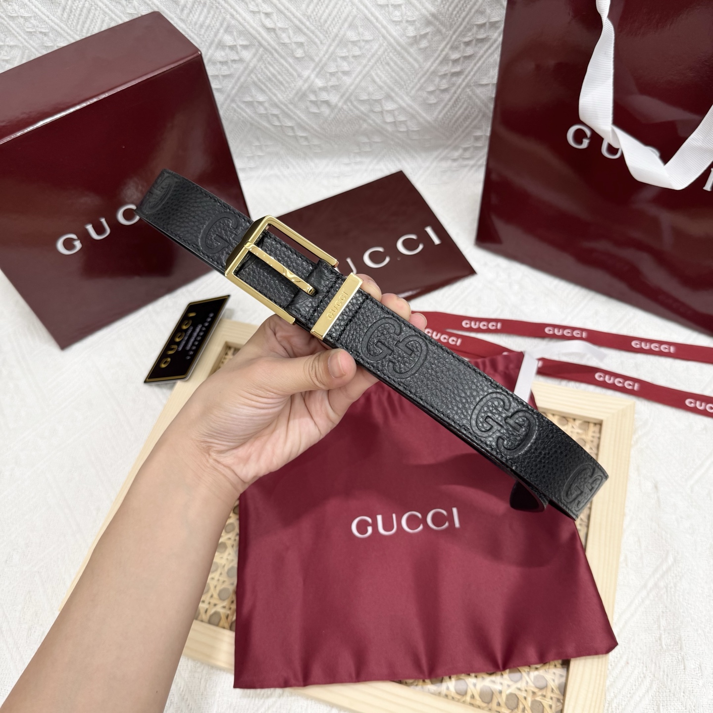 古家 男士双面用商务休闲腰带
高端精品品质 | 经典百搭爆款 | 官网同步新款
▎核心卖点
• 双面双色设计 一面GG S-e定制皮料+一面黑色皮革，一腰带两用，轻松切换商务与休闲风格
• 70年代典藏 35mm宽双G扣头，灵感源自品牌黄金年代，闪亮金属五金电镀工艺经久耐磨
• 细节彰显奢华 联锁G图腾、精品圆形搭扣、3.0 cm标准宽度，适配低腰穿搭，官网同步细节工艺
▎品质保障
原单顶级皮料+防水涂层，标配全套包装（含防尘盒/礼品袋），自用体面，赠礼彰显品位
▎参数信息
材质：GG定制皮料+多色皮革双面 | 带身宽：30mm
搭扣：可旋转双G金属扣 | 如配色：多色搭配
包装：原版礼盒套装 | 款号：官网同步 
p160