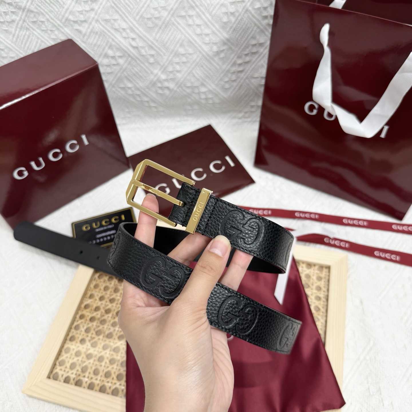 古家 男士双面用商务休闲腰带
高端精品品质 | 经典百搭爆款 | 官网同步新款
▎核心卖点
• 双面双色设计 一面GG S-e定制皮料+一面黑色皮革，一腰带两用，轻松切换商务与休闲风格
• 70年代典藏 35mm宽双G扣头，灵感源自品牌黄金年代，闪亮金属五金电镀工艺经久耐磨
• 细节彰显奢华 联锁G图腾、精品圆形搭扣、3.0 cm标准宽度，适配低腰穿搭，官网同步细节工艺
▎品质保障
原单顶级皮料+防水涂层，标配全套包装（含防尘盒/礼品袋），自用体面，赠礼彰显品位
▎参数信息
材质：GG定制皮料+多色皮革双面 | 带身宽：30mm
搭扣：可旋转双G金属扣 | 如配色：多色搭配
包装：原版礼盒套装 | 款号：官网同步 
p160