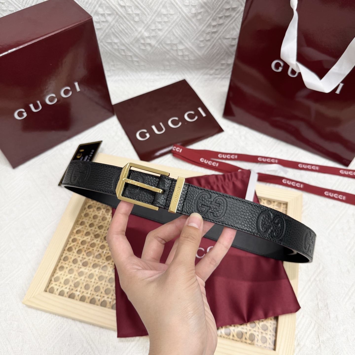 古家 男士双面用商务休闲腰带
高端精品品质 | 经典百搭爆款 | 官网同步新款
▎核心卖点
• 双面双色设计 一面GG S-e定制皮料+一面黑色皮革，一腰带两用，轻松切换商务与休闲风格
• 70年代典藏 35mm宽双G扣头，灵感源自品牌黄金年代，闪亮金属五金电镀工艺经久耐磨
• 细节彰显奢华 联锁G图腾、精品圆形搭扣、3.0 cm标准宽度，适配低腰穿搭，官网同步细节工艺
▎品质保障
原单顶级皮料+防水涂层，标配全套包装（含防尘盒/礼品袋），自用体面，赠礼彰显品位
▎参数信息
材质：GG定制皮料+多色皮革双面 | 带身宽：30mm
搭扣：可旋转双G金属扣 | 如配色：多色搭配
包装：原版礼盒套装 | 款号：官网同步 
p160