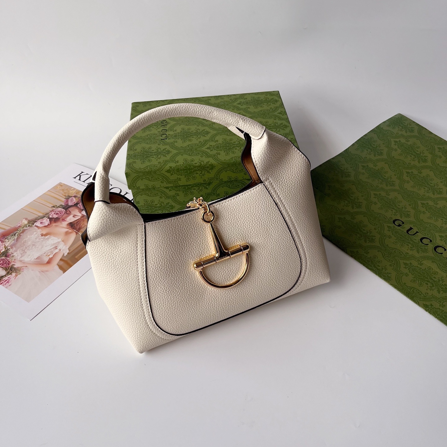 ❤️❤️❤️【G】 全新GG Emblem系列焕新诠释品牌的隽永优雅风范和精湛工艺。这款系列肩背包匠心