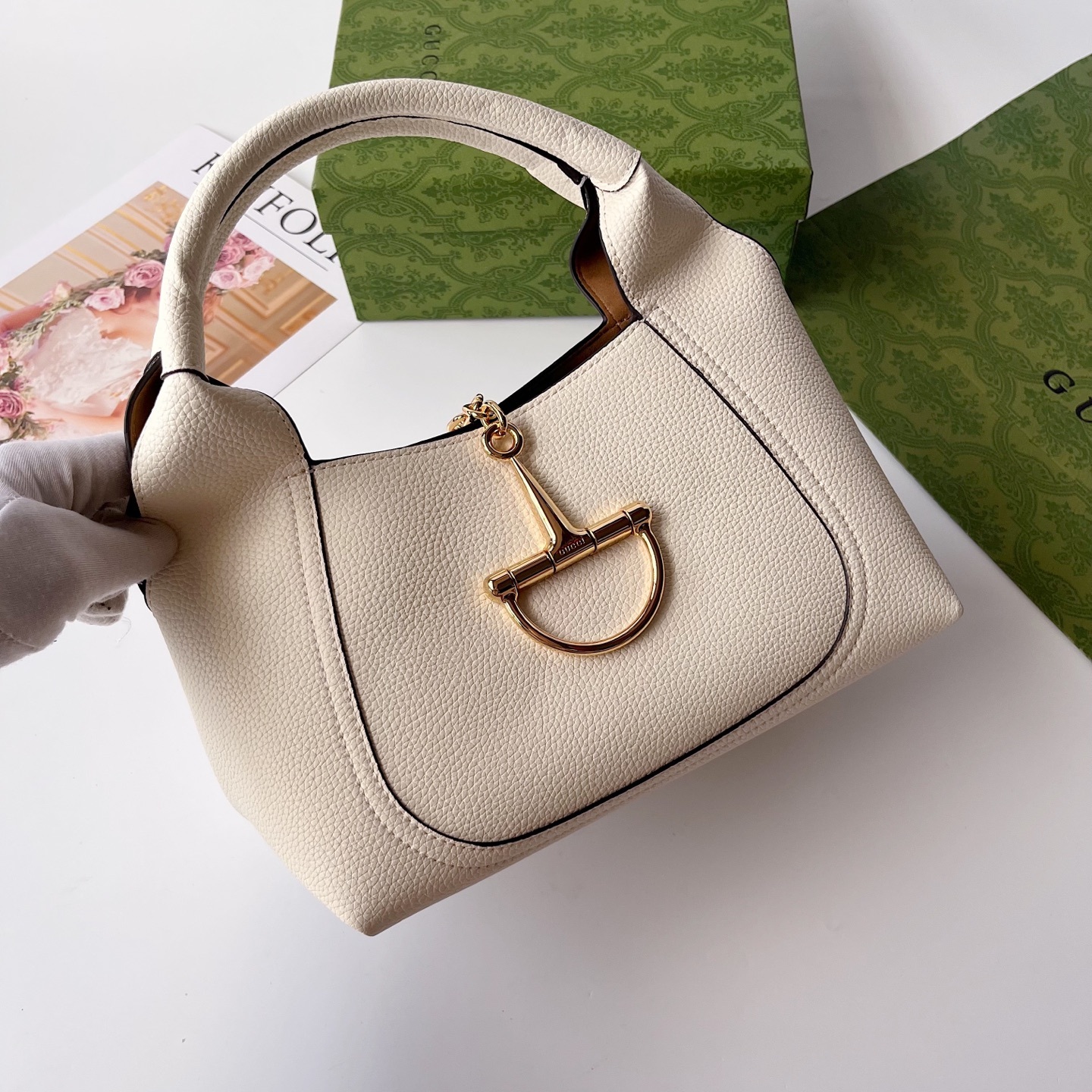 ❤️❤️❤️【G】 全新GG Emblem系列焕新诠释品牌的隽永优雅风范和精湛工艺。这款系列肩背包匠心