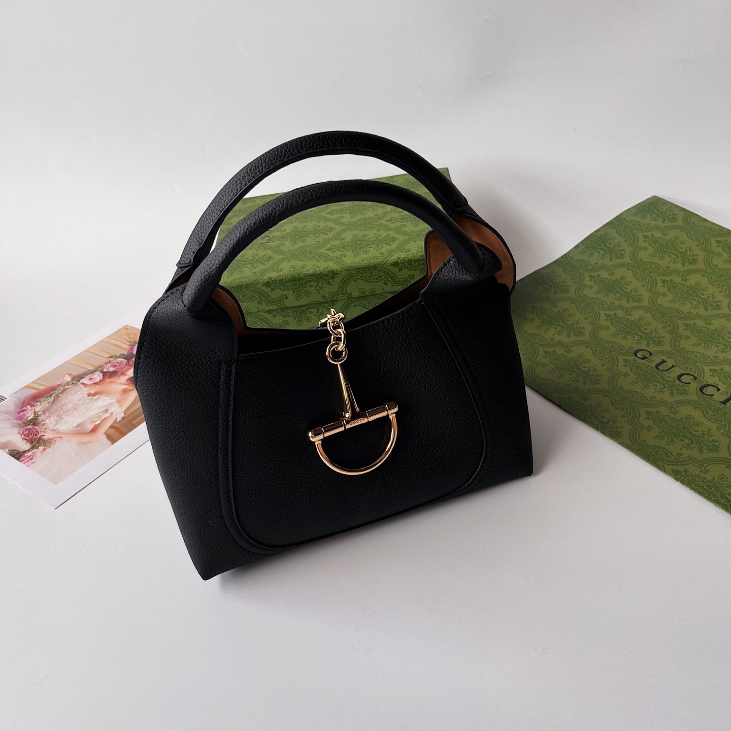 ❤️❤️❤️【G】 全新GG Emblem系列焕新诠释品牌的隽永优雅风范和精湛工艺。这款系列肩背包匠心