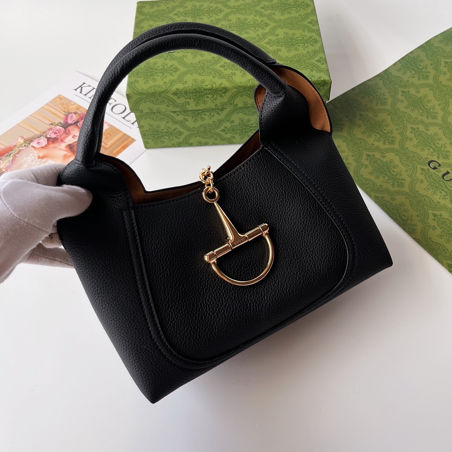 ❤️❤️❤️【G】 全新GG Emblem系列焕新诠释品牌的隽永优雅风范和精湛工艺。这款系列肩背包匠心