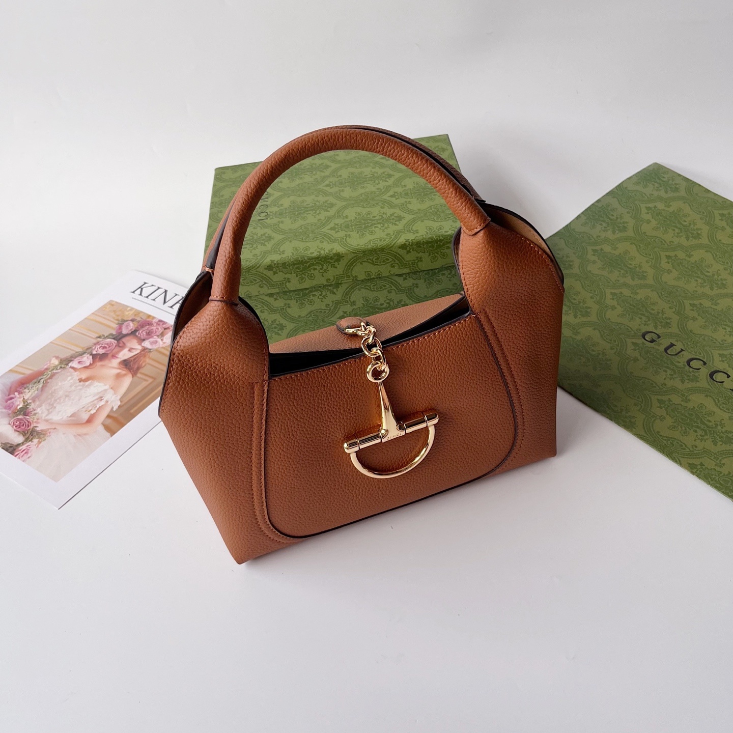 ❤️❤️❤️【G】 全新GG Emblem系列焕新诠释品牌的隽永优雅风范和精湛工艺。这款系列肩背包匠心