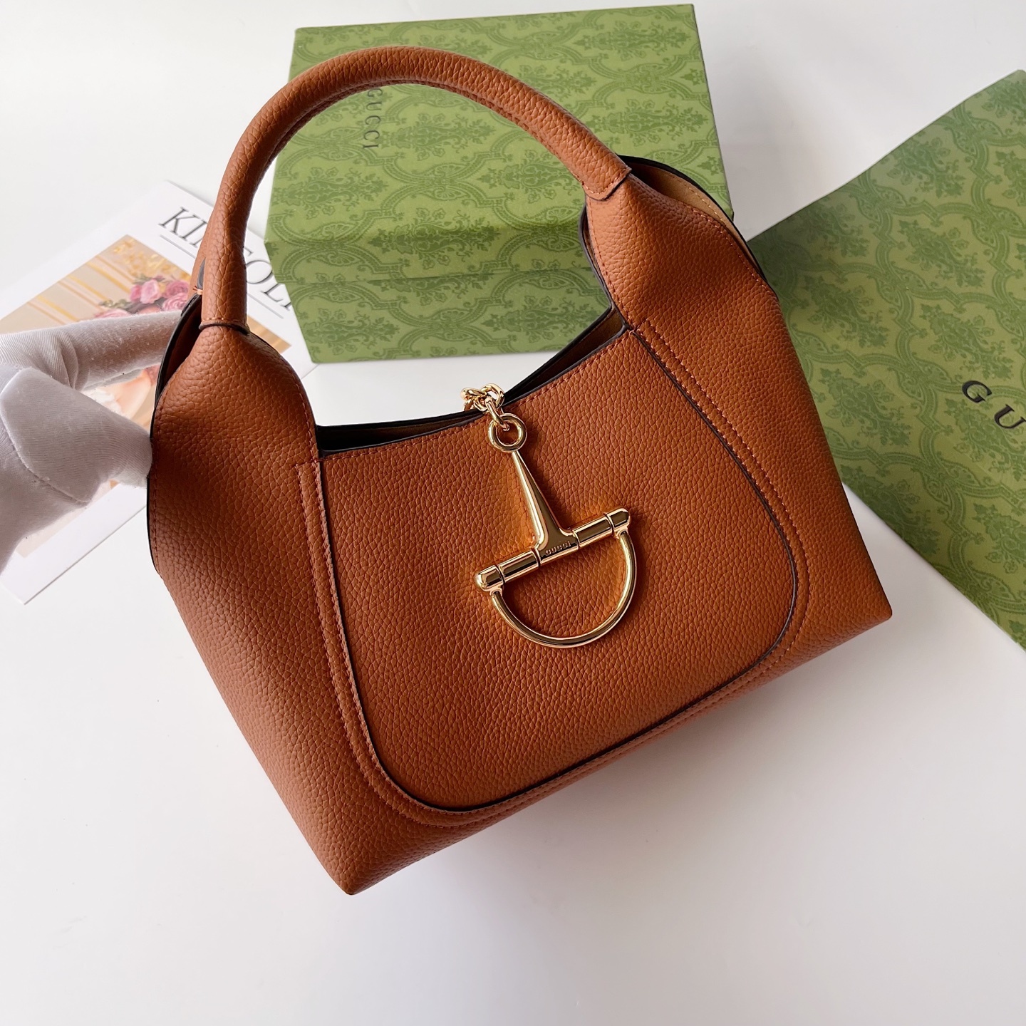 ❤️❤️❤️【G】 全新GG Emblem系列焕新诠释品牌的隽永优雅风范和精湛工艺。这款系列肩背包匠心