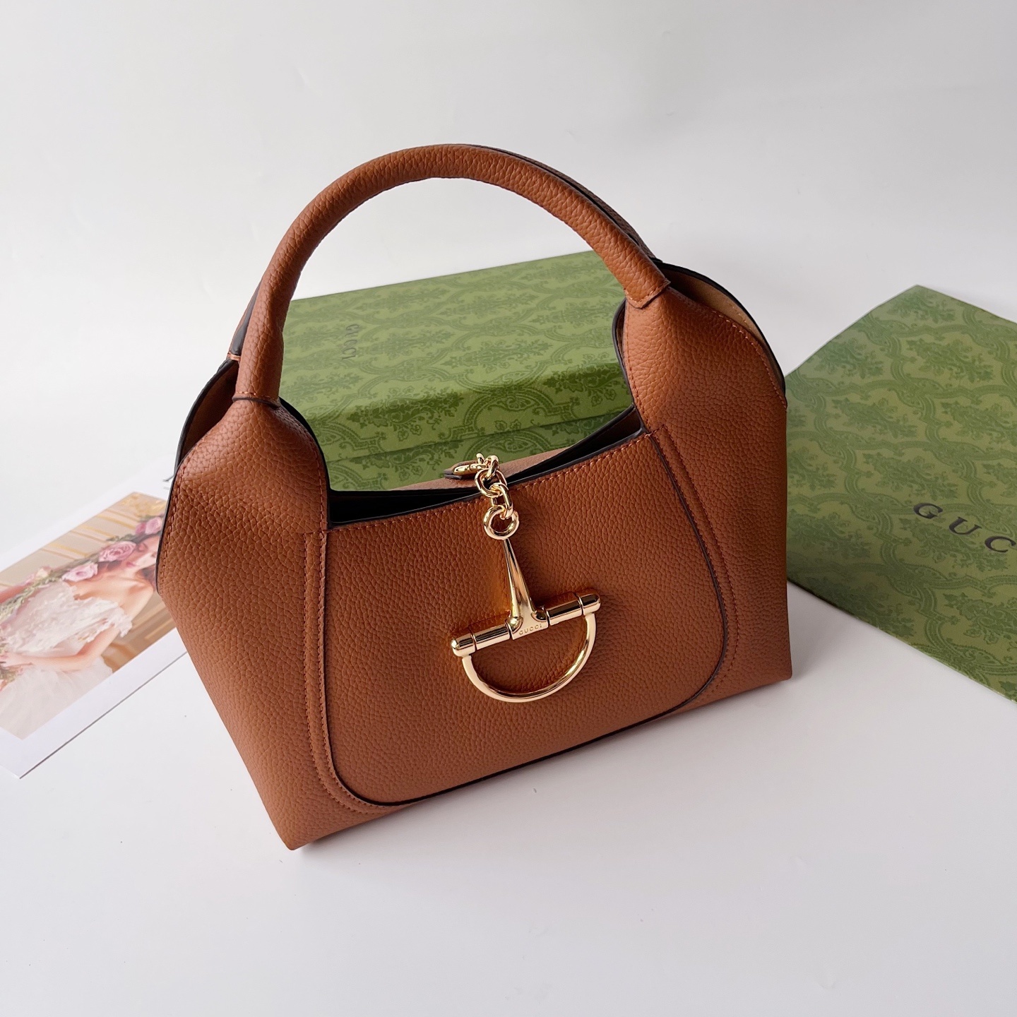 ❤️❤️❤️【G】 全新GG Emblem系列焕新诠释品牌的隽永优雅风范和精湛工艺。这款系列肩背包匠心