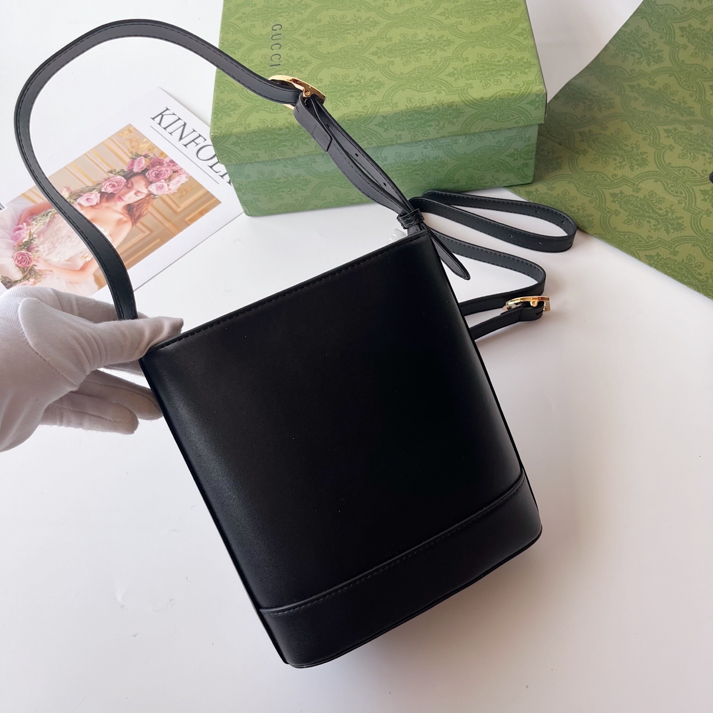 ❤️❤️❤️【G】73系 其系列名同年推出的一款典藏水桶包中撷取创作灵感。这款包袋以现代美学演绎马衔扣造