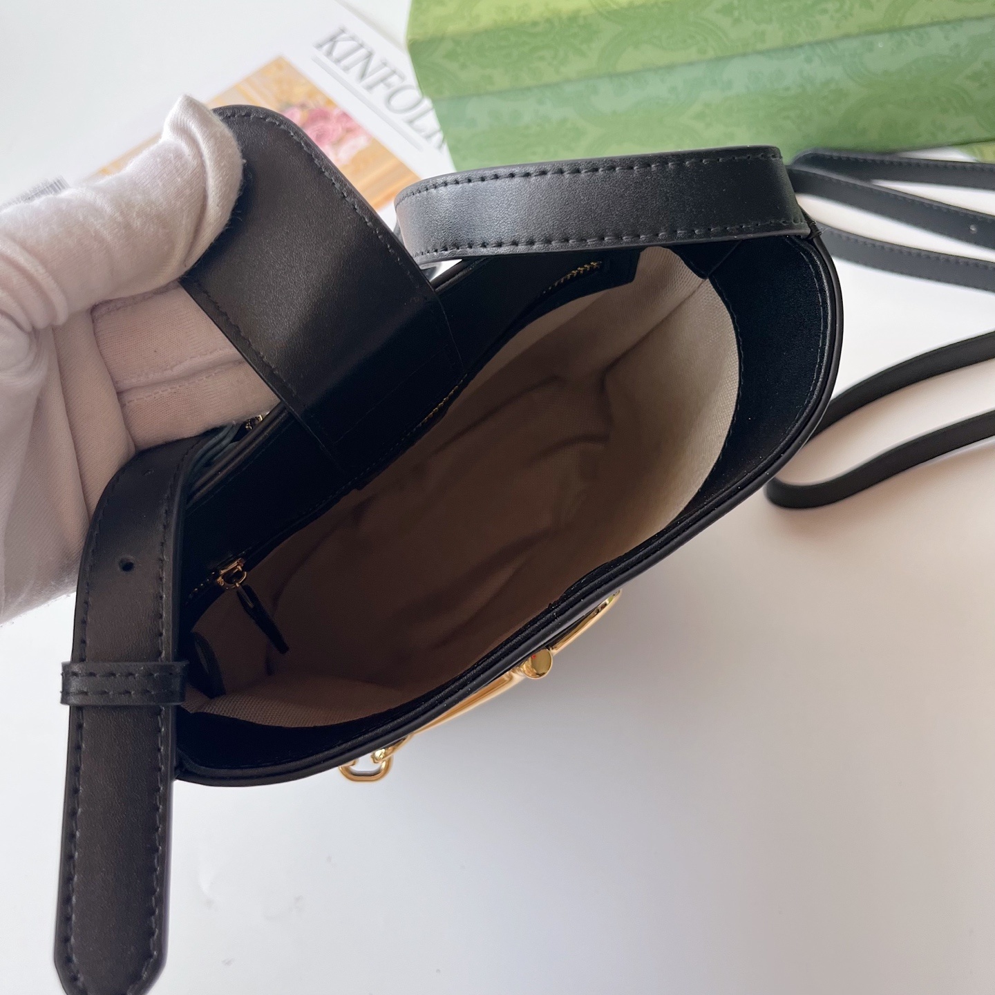 ❤️❤️❤️【G】73系 其系列名同年推出的一款典藏水桶包中撷取创作灵感。这款包袋以现代美学演绎马衔扣造