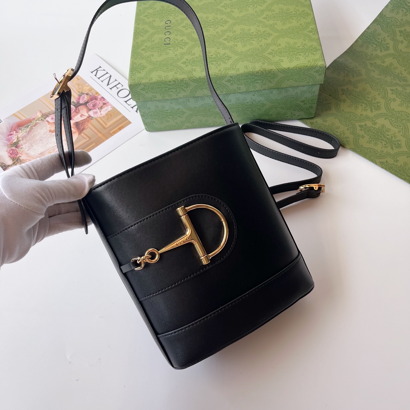 ❤️❤️❤️【G】73系 其系列名同年推出的一款典藏水桶包中撷取创作灵感。这款包袋以现代美学演绎马衔扣造