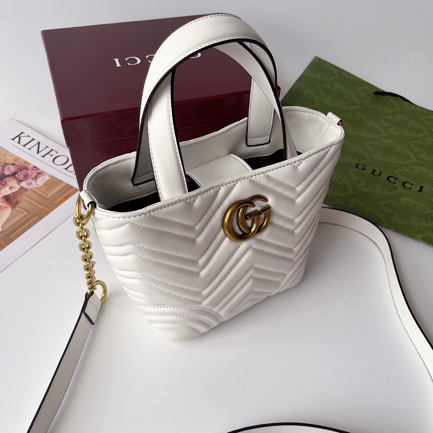 Gucci Marmont 小号肩背包 - 柔らかい皮革と魅力的なデザイン