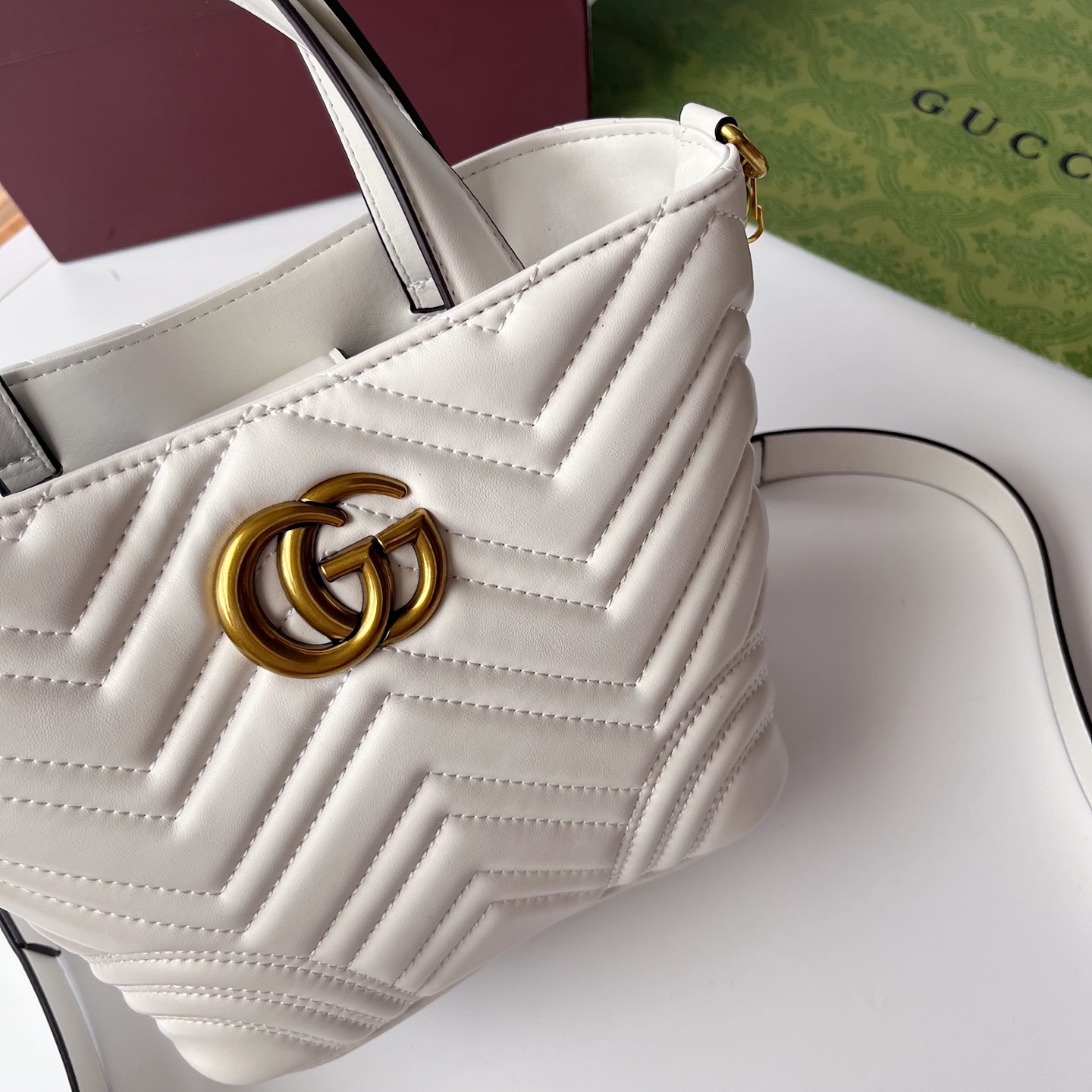 Gucci Marmont 小号肩背包 - 柔らかい皮革と魅力的なデザイン