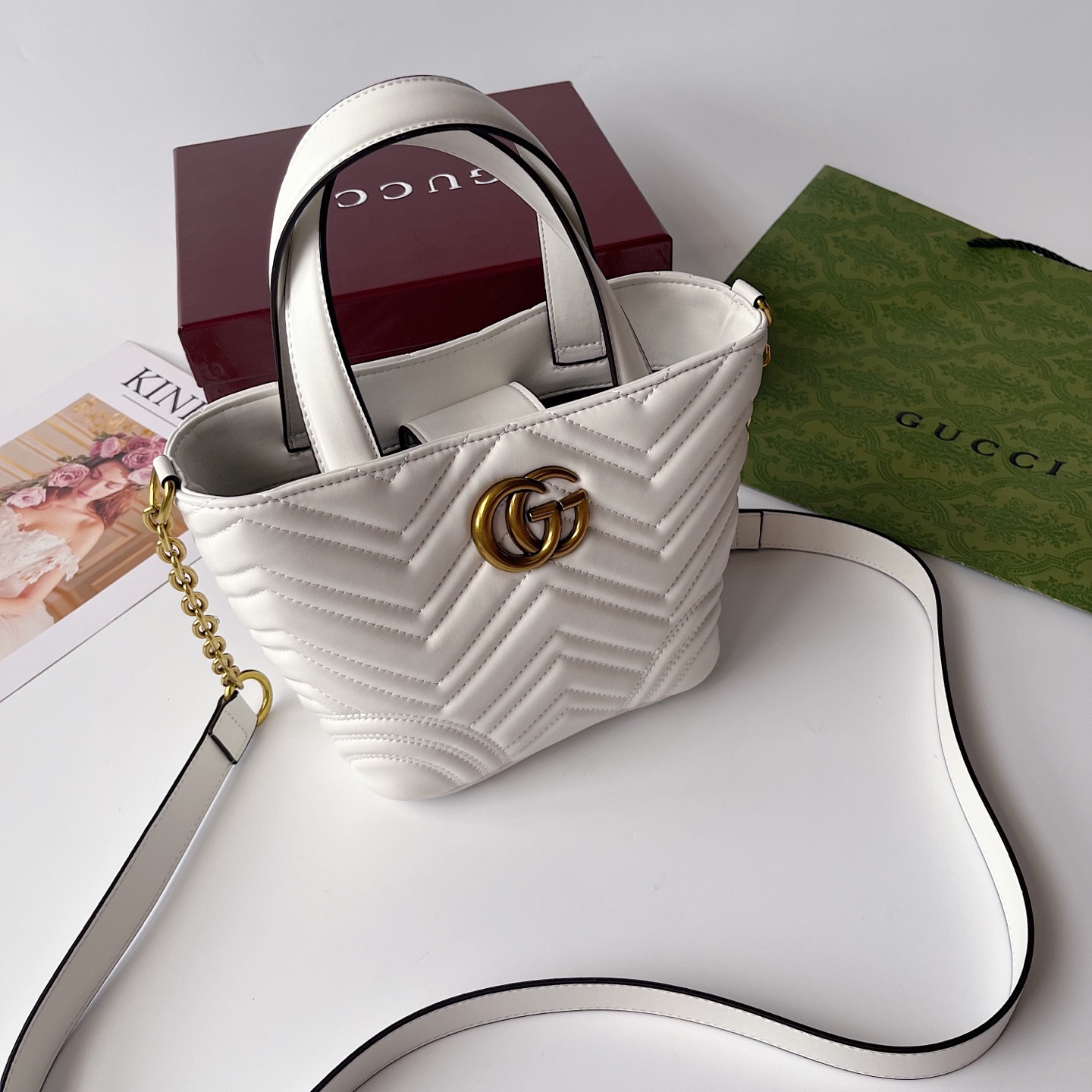 Gucci Marmont 小号肩背包 - 柔らかい皮革と魅力的なデザイン