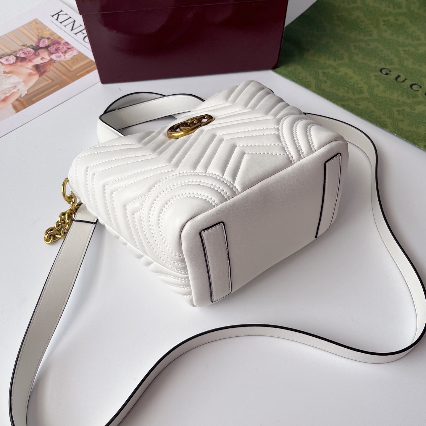 Gucci Marmont 小号肩背包 - 柔らかい皮革と魅力的なデザイン