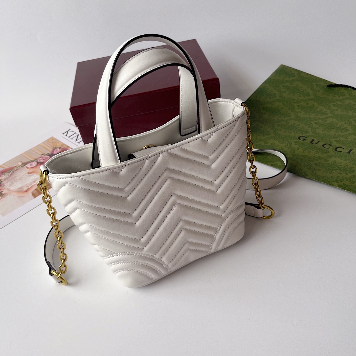 Gucci Marmont 小号肩背包 - 柔らかい皮革と魅力的なデザイン