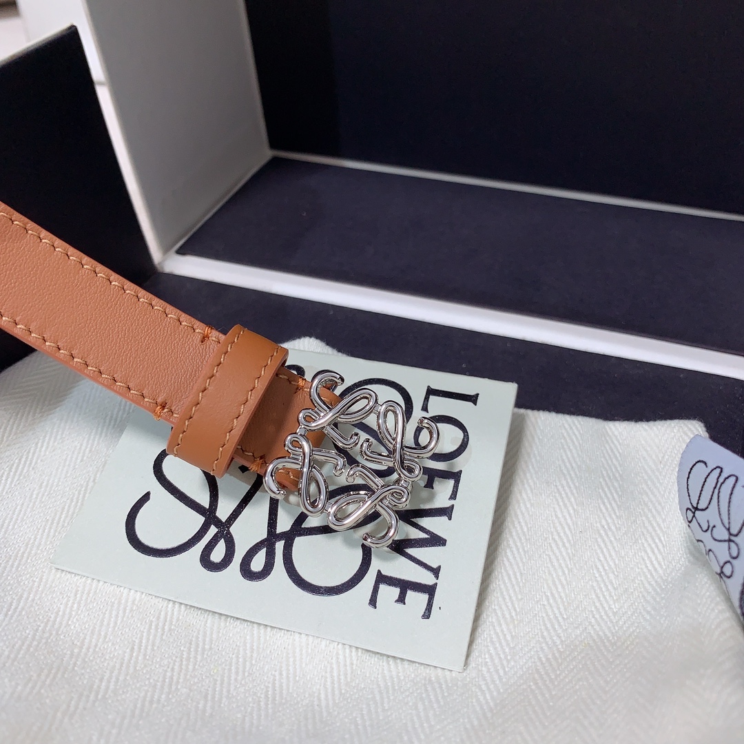 NO:137950,Loewe, smooth cowhide narrow belt with Anagram padlock pin buckle. 2 cm wide, belt, loewe, cowhide19860909罗意威、光滑牛皮革窄版腰带,配有 Anagram 挂锁针扣. 2 厘米宽,皮带,loewe,cowhide,Belt