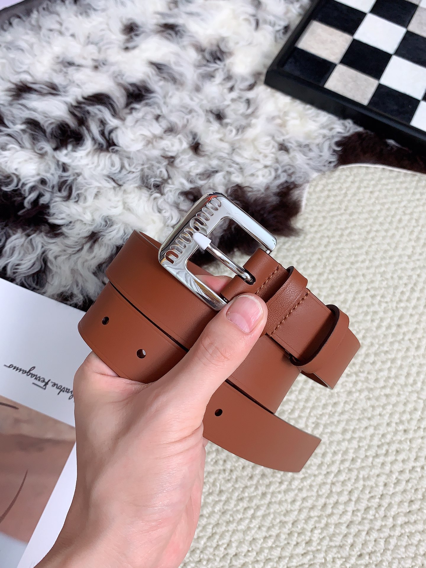  miumiu 高端女士皮带 宽度3.0cm 
双面头层小牛皮材质，背面原版钢印logo
精细的做工，搭