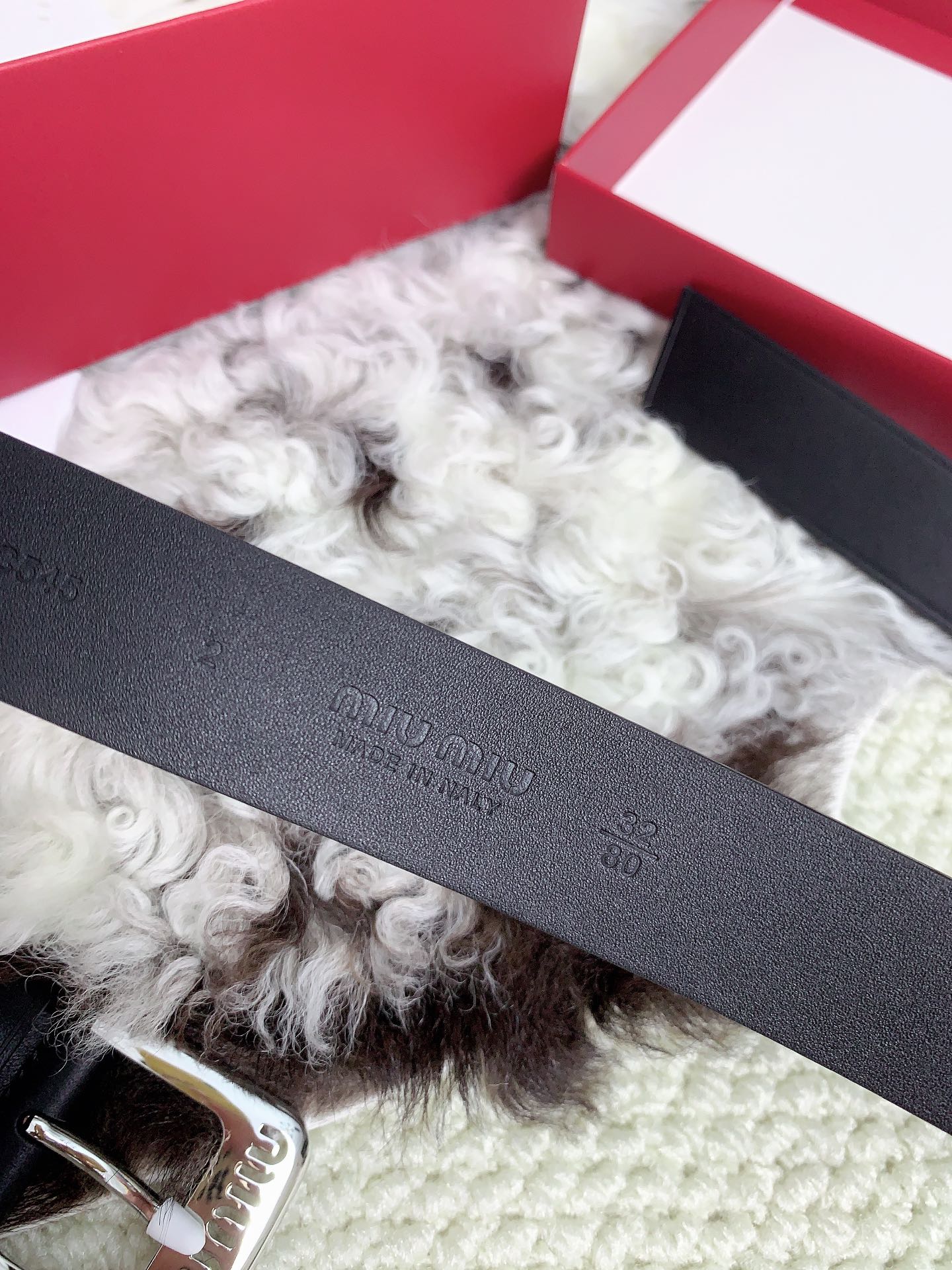  miumiu 高端女士皮带 宽度3.0cm 
双面头层小牛皮材质，背面原版钢印logo
精细的做工，搭