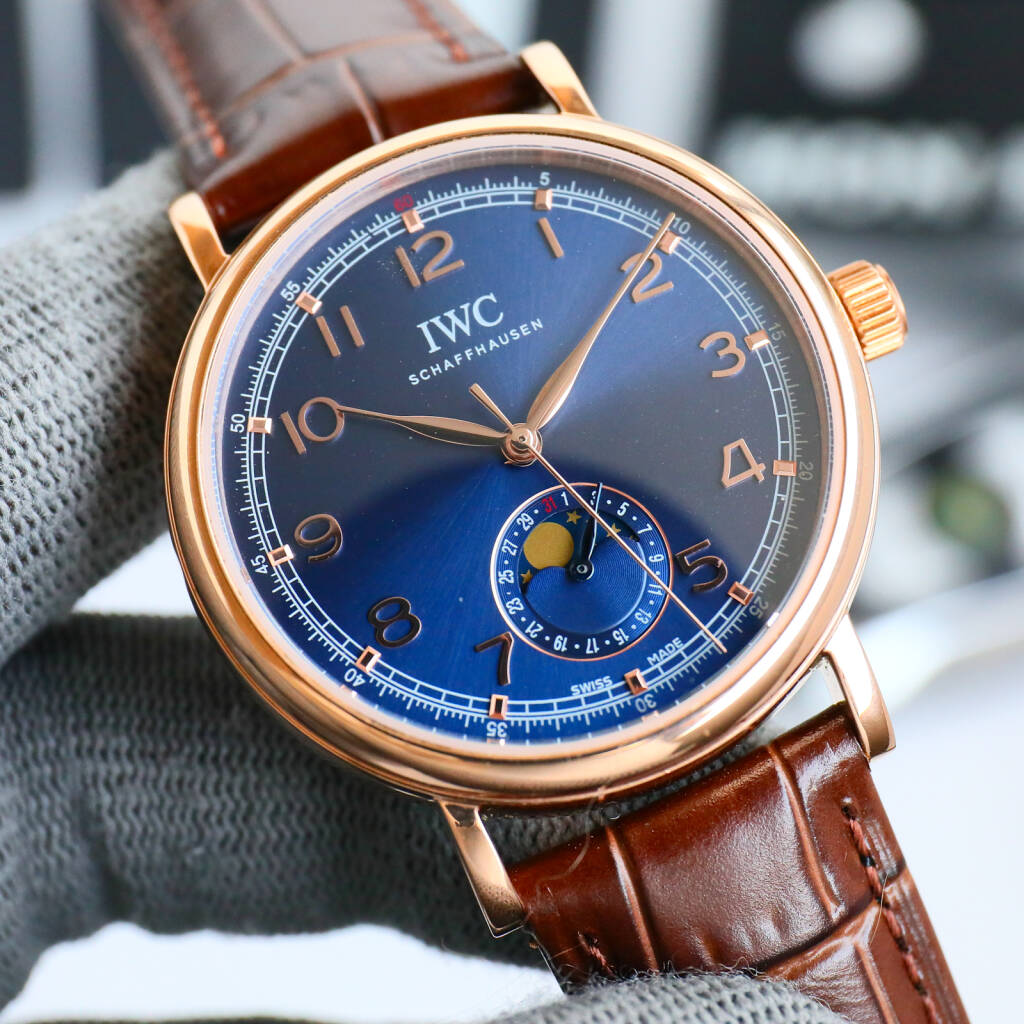NO:858217,The latest IWC debuts the Portofino series, pointer calendar function, IWC moon phase series. Men's watch, (6-digit true calendar and 24-hour sun, moon and star function) the most popular simple, elegant, and grand formal style watch!  The 6-digit dial is the latest calendar dial!  [Case] ​​The 39 mm case is consistent with the original product!  Swiss-level precision polishing!  It makes the appearance round and full, and the details are in place!  Very beautiful!  [Dial] Double sapphire mirror with anti-glare coating, the dial adopts the most classic willow needle, top craftsmanship dial!  Carefully crafted and perfectly restored!  [Movement] Exclusively adopts imported 2824-2 movement (precision technology makes it the thinnest in its class)!  Accurate and durable in travel time!  Almost zero repairs!  Paired with imported Italian calfskin, it is exclusively and carefully customized to ensure superior quality and give the wearer an excellent wearing experience.,,iwc,cowhide19860909最新IWC万国首推柏涛菲诺系列,指针式日历功能,万国月相系列.男士腕表,（6字位真日历与24小时日月星辰功能）最受欢迎的简洁,优雅,大气的正装风范手表！6字位表盘为最新日历盘！【表壳】39毫米的表壳与正品一致！瑞士级精工打磨抛光！使得外观圆润饱满,细节到位！非常漂亮！【表盘】双卜蓝宝石表镜防眩光镀膜,表盘采用最经典的柳叶针,顶级工艺表盘！精心制作,完美还原！【机芯】独家采用进口2824-2机芯（精密技术做到同级别最薄）！走时精准耐用！几乎零 返修！搭配进口利大意小牛皮 独家精心定制,出品保证了优越的品质,给佩戴者极佳的佩戴体验.,,iwc,cowhide,Watch