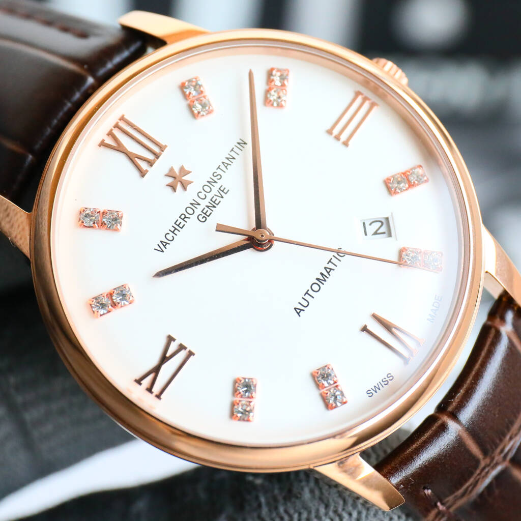 NO:858229,The latest model recommended in 2026, the highest replica V4 upgraded version on the market, Vacheron Constantin VC Heritage Series 85180 watch!  1 [Case] Size 40MMX9MM, perfectly round case, with slightly isolated lug design, making it more suitable for the wearer's wrist. Each finished case needs to undergo MK's strict quality control to restore the unique texture of the original. 2 [Movement] Steel wheels and other components are carefully decorated by MK watchmakers, and the automatic oscillating weight is plated with 18k gold, maximizing the original exquisite craftsmanship.  3 [Mirror] Two sapphire glass mirrors on the front and rear, both with anti-vertigo coating. 4 [Strap] Double-layer Italian calfskin, with Maltese cross pin buckle, vacheron, cowhide198609092026最新款推荐 市场最高复刻 V4升级版本 江诗丹顿VC传承系列85180腕表！ 1【表壳】尺寸40MMX9MM,完美圆形的表壳,搭配微孤式表耳设计,使之更加贴合佩戴者的手腕.每一个成品壳套,都需经过MK严格的质量把控,方能还原正品独特的质感. 2【机芯】钢轮等部件均由MK制表师精工装饰,自动摆陀更是镀有18k金,最大限度呈现原装精湛的工艺水平. 3【表镜】前后两片蓝宝石玻璃镜面,均有防眩晕镀膜处理. 4【表带】双层意大利小牛皮,搭配马耳他十字针扣,,vacheron,cowhide,Watch