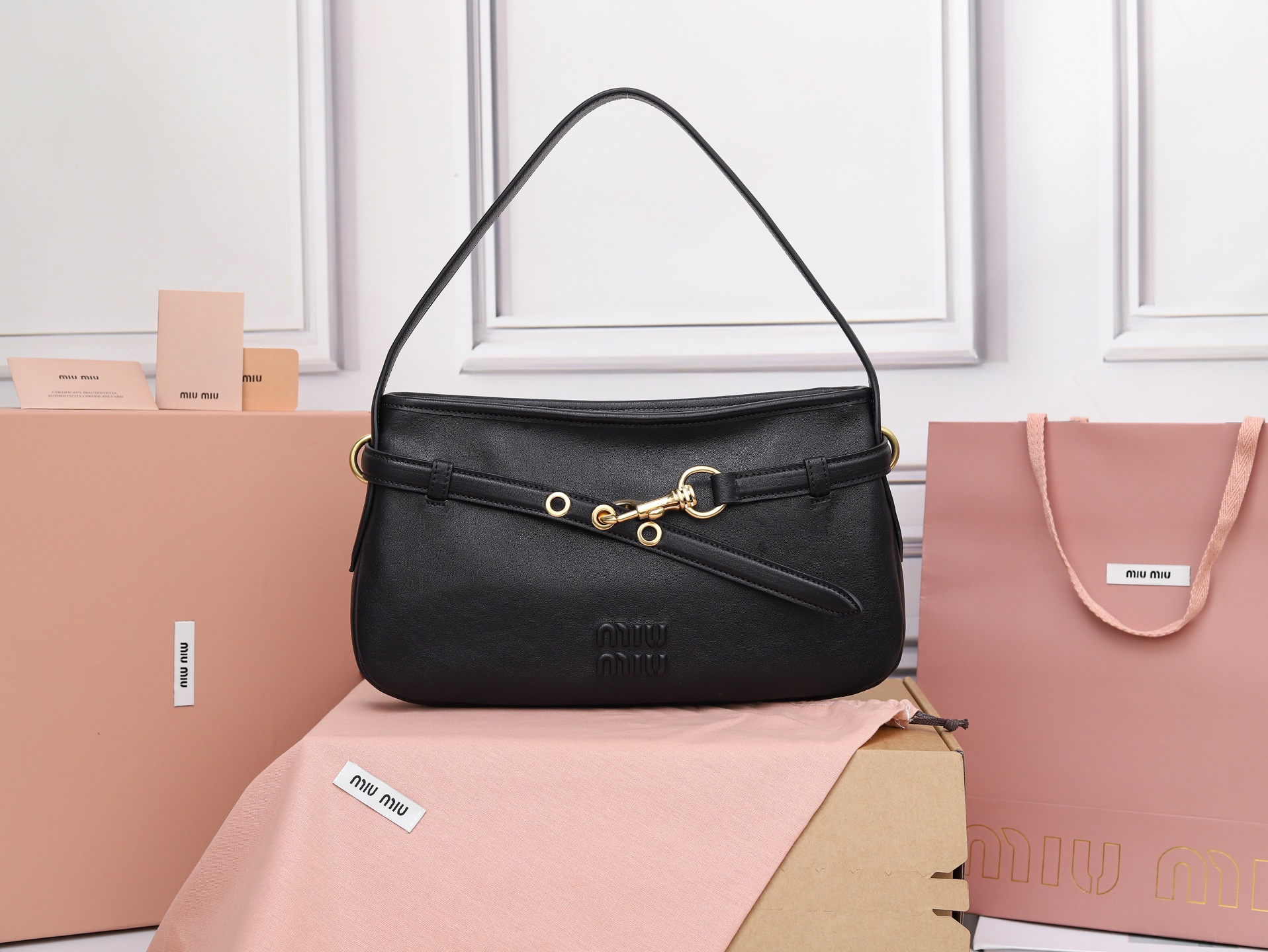 NO:813089,[Special grade original leather] 5BC182 new popular underarm second-hand bag, using new soft fat sheepskin, soft and high-grade leather, this Aventure leather handbag is inspired by the 2009 m series collection design, the structure has been adjusted, the unique shape is reinterpreted, and it has a new personality, decorated with embossed  Floral letter logo adds a signature element, vintage gold hardware, linen blend lining, interior zipper pocket, long wrist suitable for hand carry or shoulder, size 33x19x5cm [comes with full original packaging], MIUMIU, miumiu, sheepskin19860909【特级原厂皮】5BC182新品爆款腋下中古包,采用全新柔脂羊皮,皮质柔软高级,这款Aventure皮革手袋灵感源自09年m系典藏设计,结构经过调整,重新诠释独特造型,焕发全新个性,饰以压花字母徽标,增添标志性元素,复古金色五金配件,亚麻混纺衬里,内配拉链口袋,长手腕适合用作手提或单肩,尺寸33x19x5cm【配全套原版包装】,MIUMIU,miumiu,sheepskin,Bag