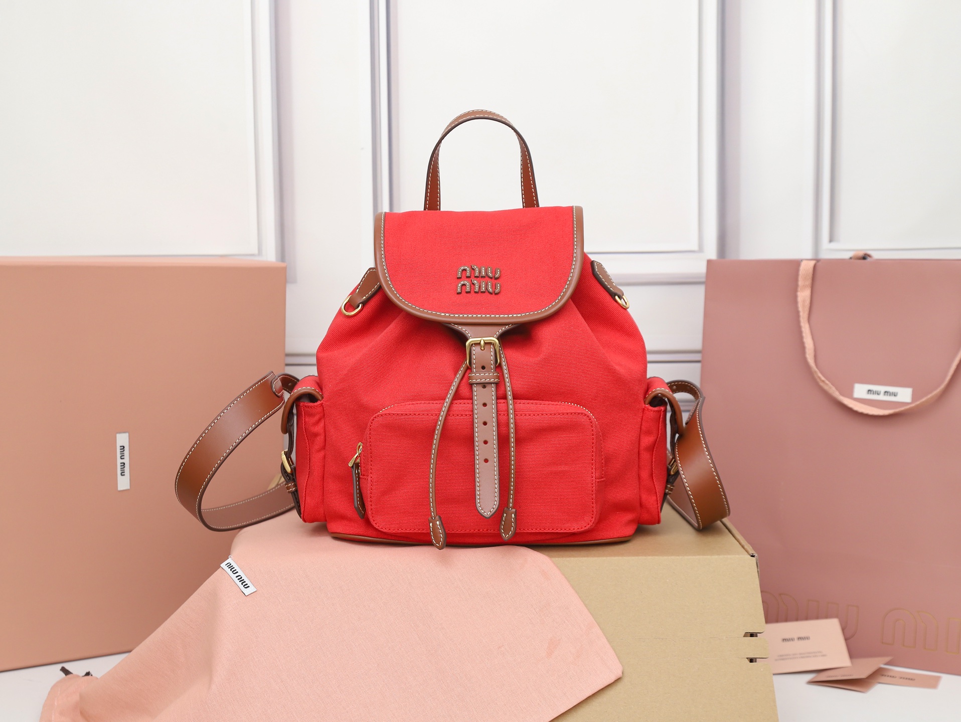 NO:773392,[Special grade original leather] The perfect combination of 5BZ042 canvas and imported calfskin, thick wear-resistant linen blend lining, adopts a casual design style, fashionable, simple and advanced, combined with exquisite handcrafts, adds multiple pocket storage, shoulder straps and hand bags can be freely converted, greatly improving the practicality, it is simply a way to open up your outfit.  It is a hanging artifact that can be worn with jeans, shirts or various casual sportswear. It is a very good item to wear, especially the capacity is large enough and light and easy to use. I really recommend it. The size is 29.5x25x12.5cm [with full set of original packaging], MIUMIU, miumiu, jeans, shirts, cowhide19860909【特级原厂皮】5BZ042帆布与原厂进口小牛皮的完美搭配,厚实耐磨亚麻混纺内衬,采用休闲风的设计风格,时尚简约高级,再融合精湛的手工工艺,增添了多个口袋收纳,双肩背带与手拎袋可自由转换,极大的提高了实用性,简直就是穿搭的开挂神器,配牛仔裤,配衬衫还是各种休闲运动装,都是很好的穿搭单品,尤其是容量足够大还轻巧好用,真心推荐,尺寸29.5x25x12.5cm【配全套原版包装】,MIUMIU,miumiu,jeans,shirts,cowhide,Bag