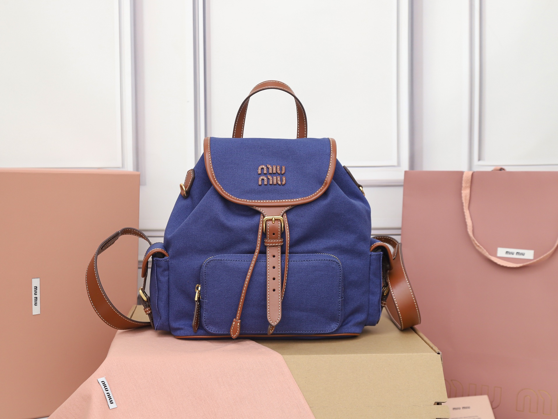 NO:857563,[Special grade original leather] The perfect combination of 5BZ042 canvas and imported calfskin, thick wear-resistant linen blend lining, adopts a casual design style, fashionable, simple and advanced, combined with exquisite handcrafts, adds multiple pocket storage, shoulder straps and hand bags can be freely converted, greatly improving the practicality, it is simply a way to open up your outfit.  It is a hanging artifact that can be worn with jeans, shirts or various casual sportswear. It is a very good item to wear, especially the capacity is large enough and light and easy to use. I really recommend it. The size is 29.5x25x12.5cm [with full set of original packaging], MIUMIU, miumiu, jeans, shirts, cowhide19860909【特级原厂皮】5BZ042帆布与原厂进口小牛皮的完美搭配,厚实耐磨亚麻混纺内衬,采用休闲风的设计风格,时尚简约高级,再融合精湛的手工工艺,增添了多个口袋收纳,双肩背带与手拎袋可自由转换,极大的提高了实用性,简直就是穿搭的开挂神器,配牛仔裤,配衬衫还是各种休闲运动装,都是很好的穿搭单品,尤其是容量足够大还轻巧好用,真心推荐,尺寸29.5x25x12.5cm【配全套原版包装】,MIUMIU,miumiu,jeans,shirts,cowhide,Bag