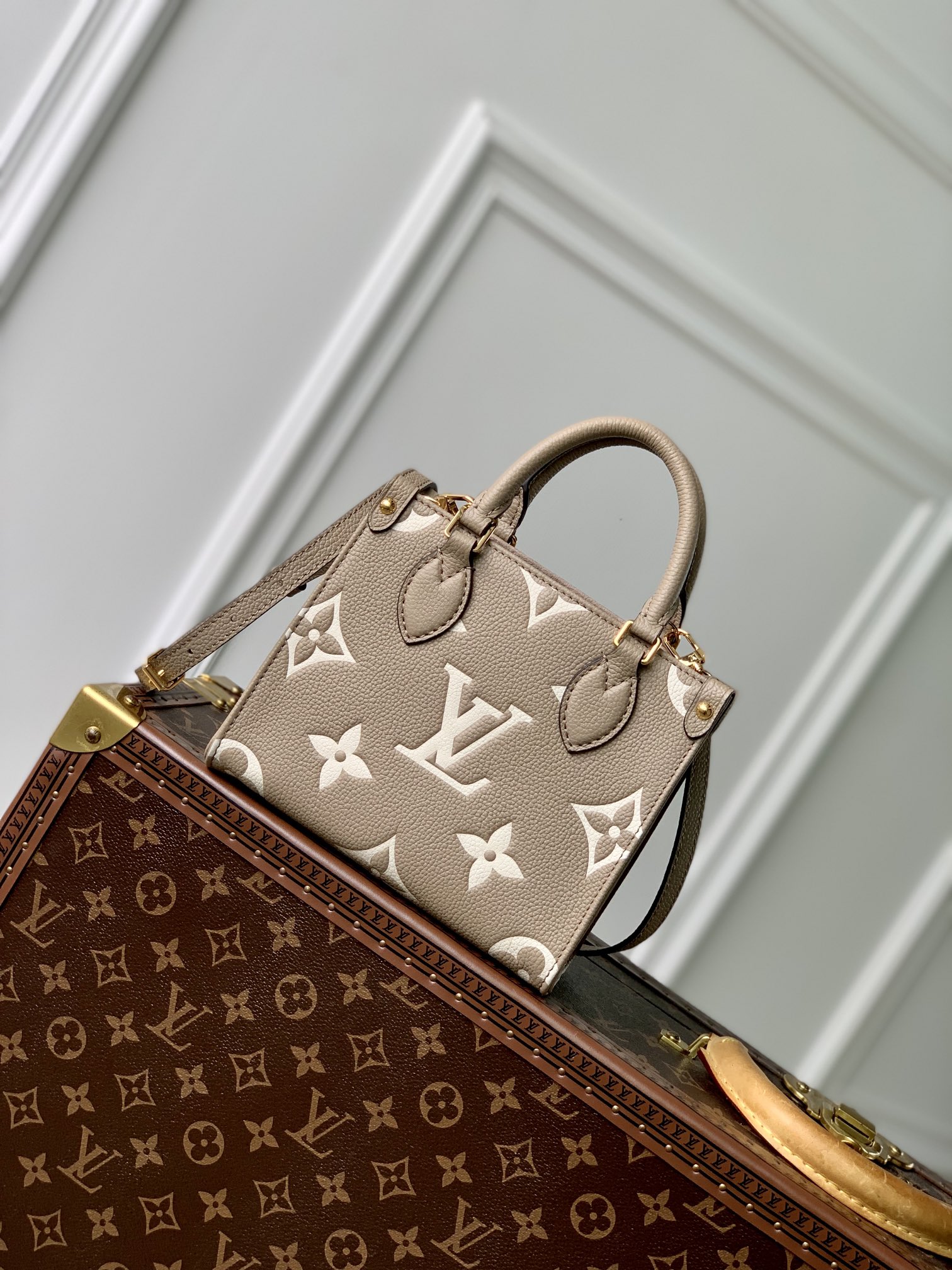 NO:179967,Authentic (Corresized Chip) Mini Top Original Single M47054 This OnTheGo BB handbag is a Monogram Empreinte leather embossed Monogram pattern, which highlights the ingenious details with unique handle fixtures and rivet leather loops with corners. The exquisite configuration can accommodate smartphones and short wallets, and the removable and adjustable shoulder straps are convenient for shoulder back. Detailed features: 18.0 x 15.0 x 8.5 cm (Length x Height x Width), authentic LV, louis vuitton19860909正品级（变码芯片）迷你号顶级原单M47054 本款 OnTheGo BB 手袋为 Monogram Empreinte 皮革压印 Monogram 图案,以别致手柄固定件和包角的铆钉皮革袢彰显匠心细节.玲珑构型可收纳智能手机和短款钱夹,可拆卸并调节的肩带方便肩背.详细特征:18.0 x 15.0 x 8.5 厘米 (长 x 高 x 宽),正品级LV,louis vuitton,Bag