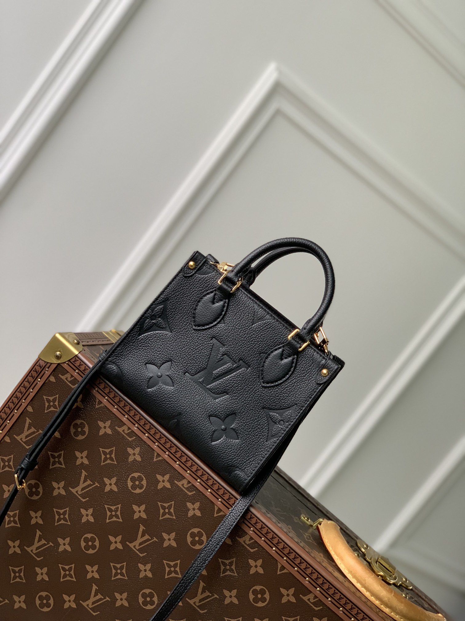 NO:179969,Authentic (Corresized Chip) Mini Top Original Single M46993 This OnTheGo BB handbag is a Monogram Empreinte leather embossed Monogram pattern, which highlights the ingenious details with unique handle fixtures and rivet leather loops with corners. The exquisite configuration can accommodate smartphones and short wallets, and the removable and adjustable shoulder straps are convenient for shoulder back. Detailed features: 18.0 x 15.0 x 8.5 cm (Length x Height x Width), authentic LV, louis vuitton19860909正品级（变码芯片）迷你号顶级原单M46993 本款 OnTheGo BB 手袋为 Monogram Empreinte 皮革压印 Monogram 图案,以别致手柄固定件和包角的铆钉皮革袢彰显匠心细节.玲珑构型可收纳智能手机和短款钱夹,可拆卸并调节的肩带方便肩背.详细特征:18.0 x 15.0 x 8.5 厘米 (长 x 高 x 宽),正品级LV,louis vuitton,Bag