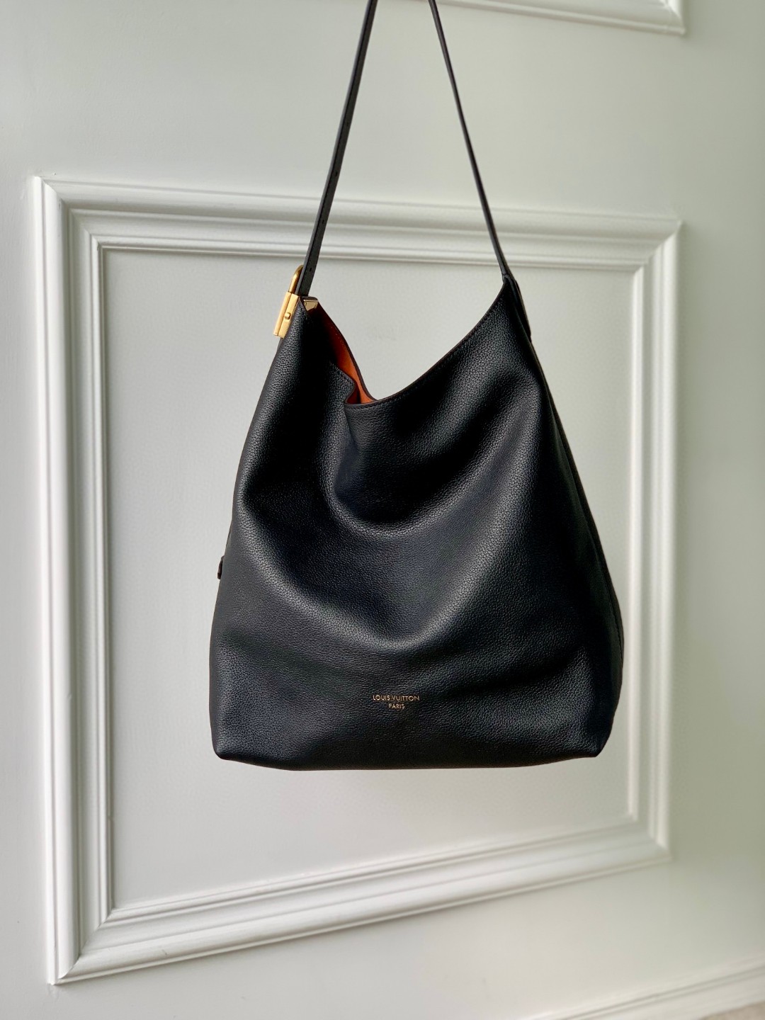 NO:179956,Authentic (code chip, head leather) top-grade original single M24856 black This Low Key Hobo medium handbag outlines simple and elegant lines with soft cowhide, and paired with suede lining to release the trendy atmosphere, showing the brand's exquisite craftsmanship. Adjustable shoulder straps embellish classic inscription padlocks, plenty of space to easily store laptops and other daily needs. 31 x 35 x 18 cm (length x height x width), authentic LV, louis vuitton, cowhide19860909正品级（变码芯片、头层皮）顶级原单M24856 黑色 本款 Low Key Hobo 中号手袋以柔软牛皮革勾勒简雅线条,搭配绒面内衬释放潮流气息,尽显品牌精湛匠艺.可调节肩带点缀经典铭纹挂锁,充裕空间可轻松收纳笔记本电脑等日常所需. 31 x 35 x 18 厘米 (长度 x 高 x 宽),正品级LV,louis vuitton,cowhide,Bag