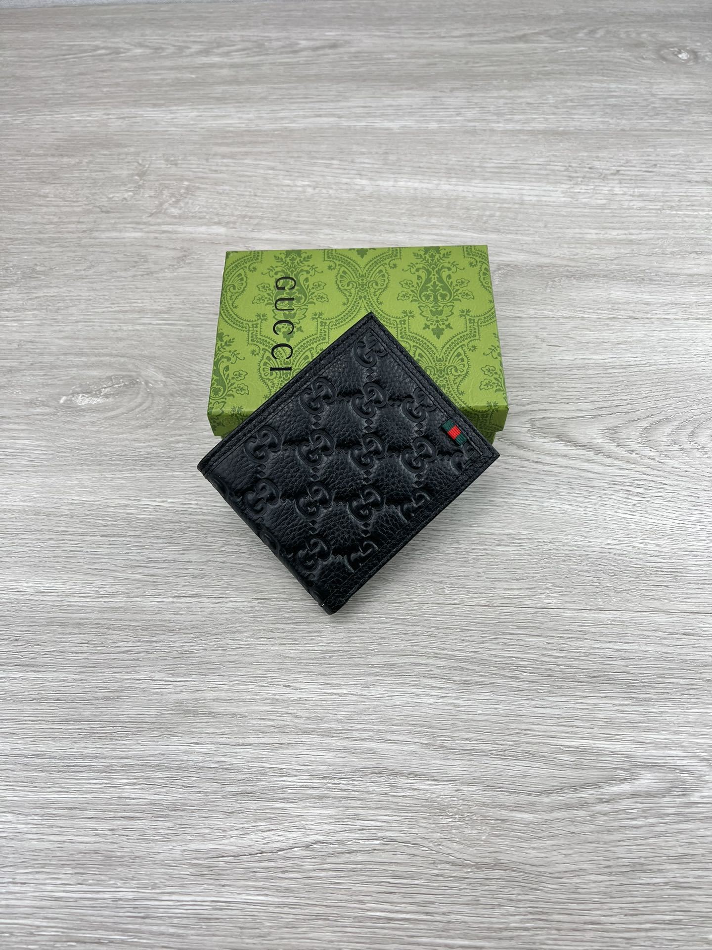 【产品名称 】:GUCCI(原版皮)【产品型号 】:【产品品质 】:原版皮【产品材质 】:进口牛皮【产品