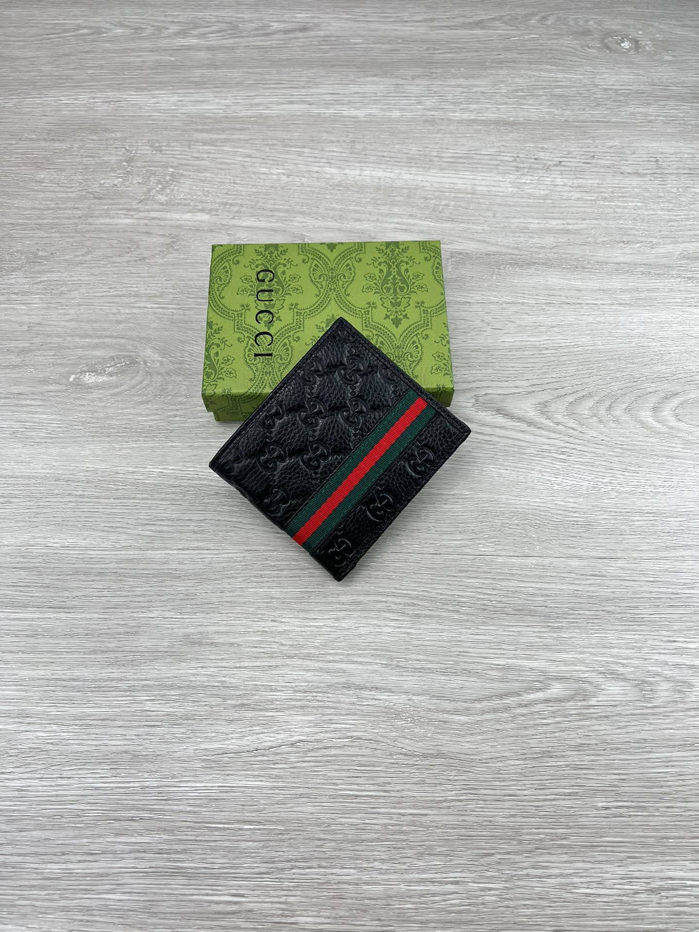 【产品名称 】:GUCCI(原版皮)【产品型号 】:6815皮【产品品质 】:原版皮【产品材质 】:进口