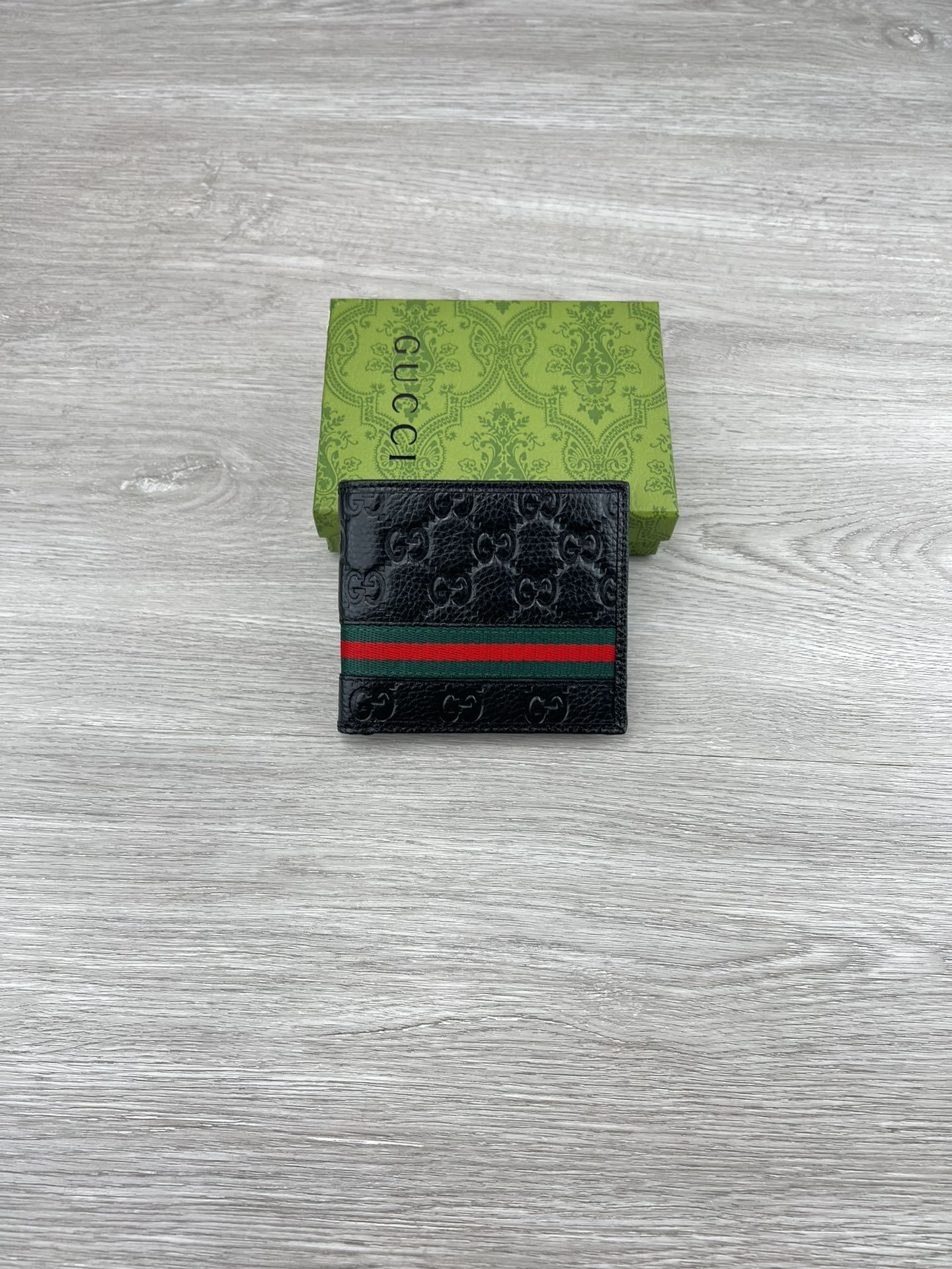 【产品名称 】:GUCCI(原版皮)【产品型号 】:6815皮【产品品质 】:原版皮【产品材质 】:进口