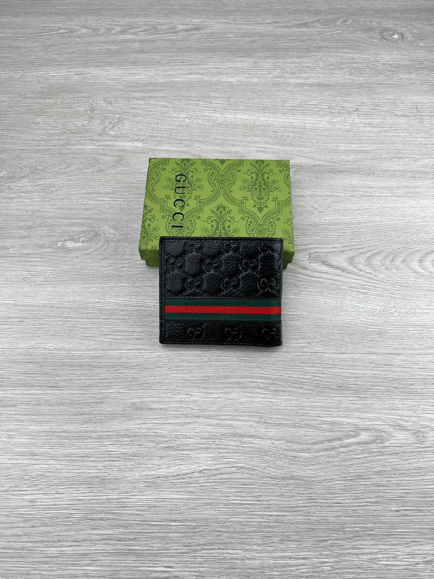 【产品名称 】:GUCCI(原版皮)【产品型号 】:6815皮【产品品质 】:原版皮【产品材质 】:进口