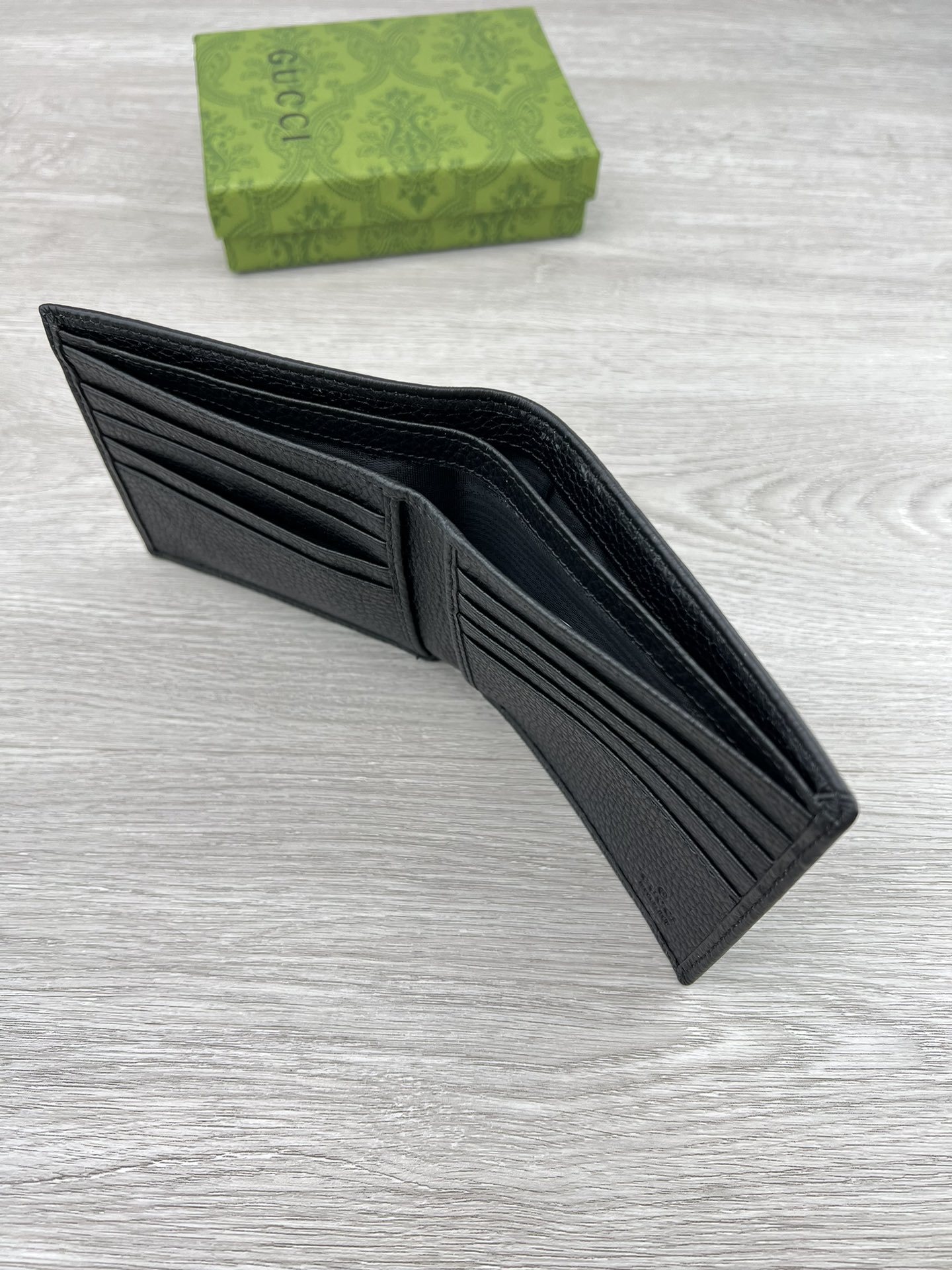 【产品名称 】:GUCCI(原版皮)【产品型号 】:【产品品质 】:原版皮【产品材质 】:进口牛皮【产品