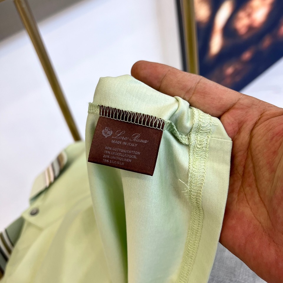 LoroPiana24SS春夏新款桑蚕丝棉质混纺翻领短Tee撞色边条提花的工艺嫁接到领部于袖口处浑然天成