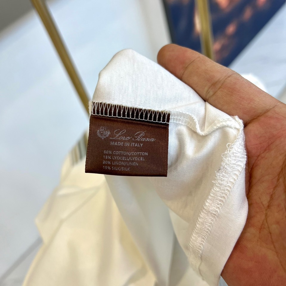 LoroPiana24SS春夏新款桑蚕丝棉质混纺翻领短Tee撞色边条提花的工艺嫁接到领部于袖口处浑然天成