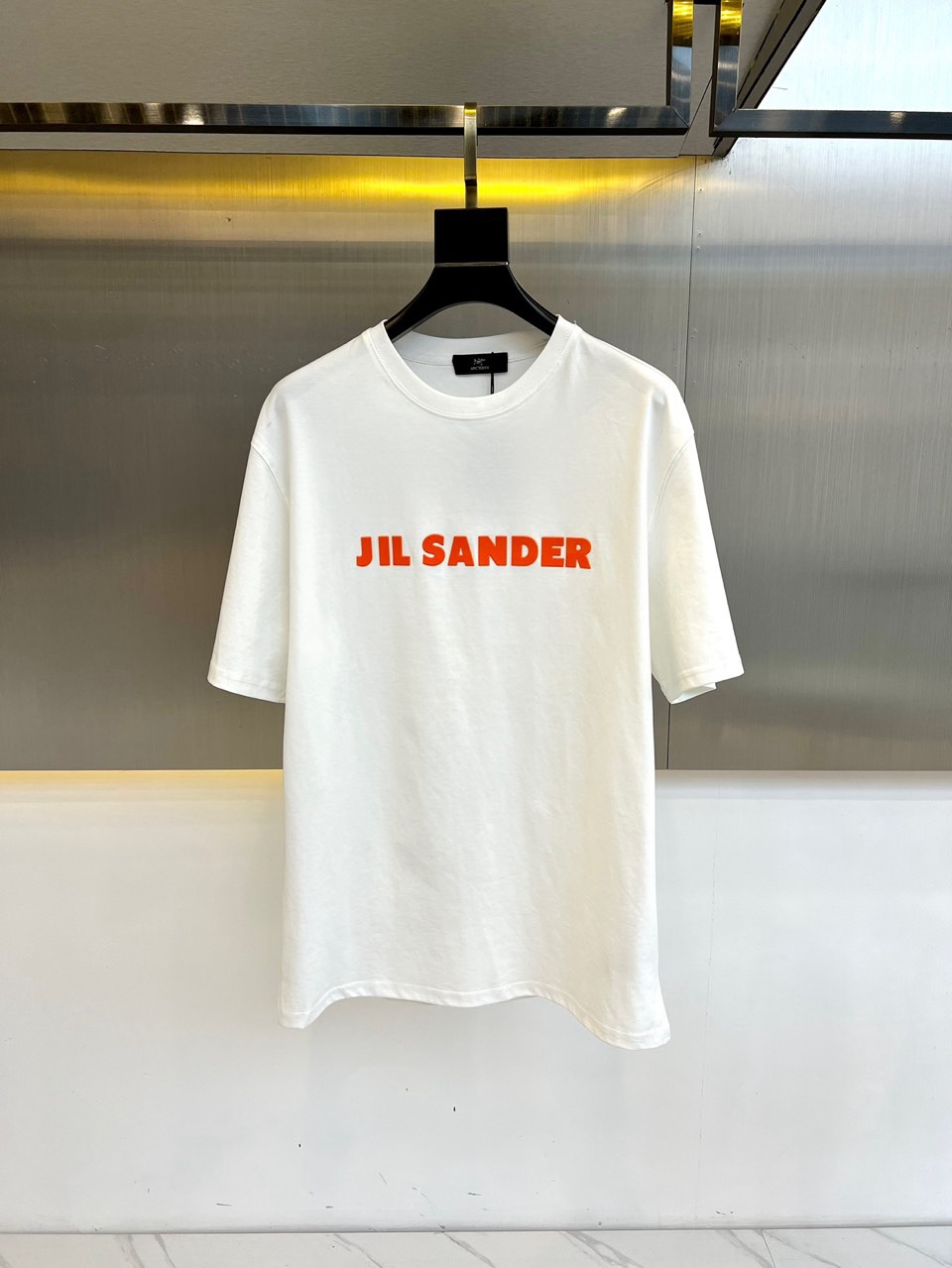 NO:121824,JIL SANDER, 24 spring and summer new minimalist round neck short-sleeved T-shirt, classic letter T-shirt, and a hot-selling item recommended by many internet celebrities!  !  The classic style that has always been popular, the fabric of the style is very textured. Both men and women are suitable for both summer, versatile tools, brand letters and seals, showing minimalism, neat, comfortable and elegant style is its concept. There is no fancy pattern, a very simple piece of letter short sleeves, the upper body effect is very high-end. 48-56 (please report height and weight by ordering),, jil sander, T-shirt,tees, t-shirt,alexander wang19860909JIL SANDER 、24春夏新款 极简主义 圆领短袖T恤,经典款字母T恤,很多网红明星都推荐的热卖单品！！一直都爆火的经典版型,版型面料非常显质感.男女皆可,夏天百搭利器,品牌字母仔章,尽显极简主义,版型利落舒适优雅是它的理念,没有花哨的图案,很简单的一件字母短袖,上身效果就很高级.48-56（下单请报身高体重）,,jil sander,T-shirt,tees，t-shirt,alexander wang,Men's clothing