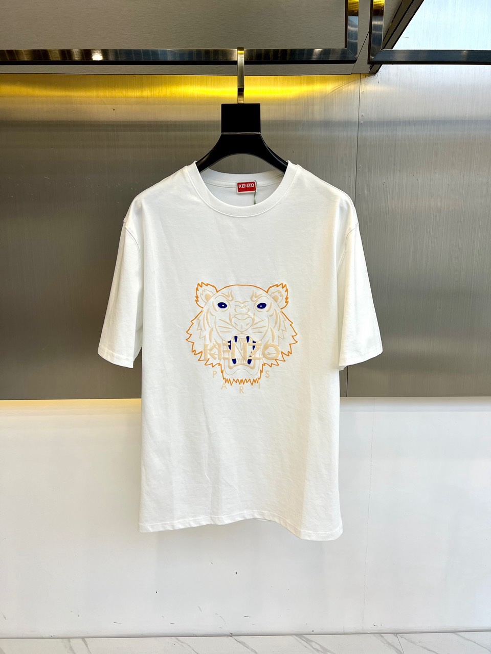 NO:121827,Kenzo Takada Kenzo, new summer series letter design couple short-sleeved T-shirt!  The classic tiger head print on the chest, pure cotton short sleeves, is quite amazing~ fresh and elegant, and the youthful atmosphere is just strong. The ones that give each one are absolutely high-quality, and the details are quite in place. The use of export 40s fine cotton high-quality 220g sweat cloth allows you to easily feel the skin-friendly texture. It is truly a craftsmanship. The export order workmanship is soft, comfortable and breathable, showing extraordinary taste!  Give you a perfect and noble experience!  Don't miss anyone you like!  48-56 (model 173, 143 catties upper body 50 sizes), T-shirt,tees, t-shirt,alexander wang19860909Kenzo高田贤三、 夏季新款系列字母设计情侣款短袖t恤！胸前经典虎头印花,纯棉短袖,相当的惊艳哦～清新淡雅,青春气息正当浓 给各为的绝对都是高品质的,细节相当到位,采用出口40s精棉高品质220g汗布,让你轻松感受亲肤质感,真真是匠心之作. 出口订单做工,亲肤柔软,舒适透气.彰显不凡的品味！给你高大上的完美体验！ 喜欢的莫要错过哦！48-56（模特173,143斤上身50码）,,T-shirt,tees，t-shirt,alexander wang,Men's clothing