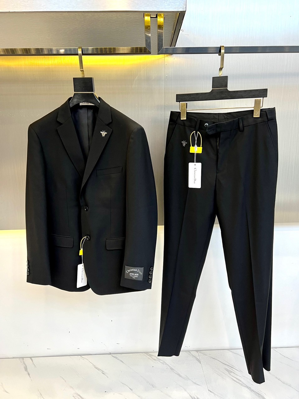 NO:419645,The whole set, single P, trousers P Dio, and the casual and fashionable original single suit set for 24 autumn and winter, the brand's classic armband LOGO mark, and the lining design emphasizes perfect lines, perfectly blending the low-key and melancholy temperament of Britain and the exquisite and noble French exquisiteness. It is neat and ergonomic tailoring, with a tall and handsome upper body, comfortable and slim, and a gentlemanly demeanor. Selected suit fabrics have a soft and delicate touch, with good luster and elasticity. This suit suit is a good choice for handsome men. The silhouette and waist-hugging tailoring add more comfort to handsome men's outfits! 48-56 (model 173, 143 catties upper body 50 sizes) exclusively for suits, dior, dior, business suit, alexander wang19860909整套,单西P,西裤P Dio迪奥、24秋冬发售休闲时尚原單西服套装,品牌经典袖标LOGO标记,搭配内衬设计强调完美的线条,将英伦低调忧郁的气质与法国精致高贵完美融合在一起.利落而符合人体工学的剪裁,上身挺拔帅气,舒适修身,绅士风度一览无遗.精选西服面料,手感柔软而细腻,光泽和弹性较好.配此款西装套装是型男们不错的选择,廓型感和收腰剪裁,为型男们的着装平添更多舒适度！48-56（模特173,143斤上身50码）独家专供西服西装,,dior,dior,business suit,alexander wang,Men's clothing