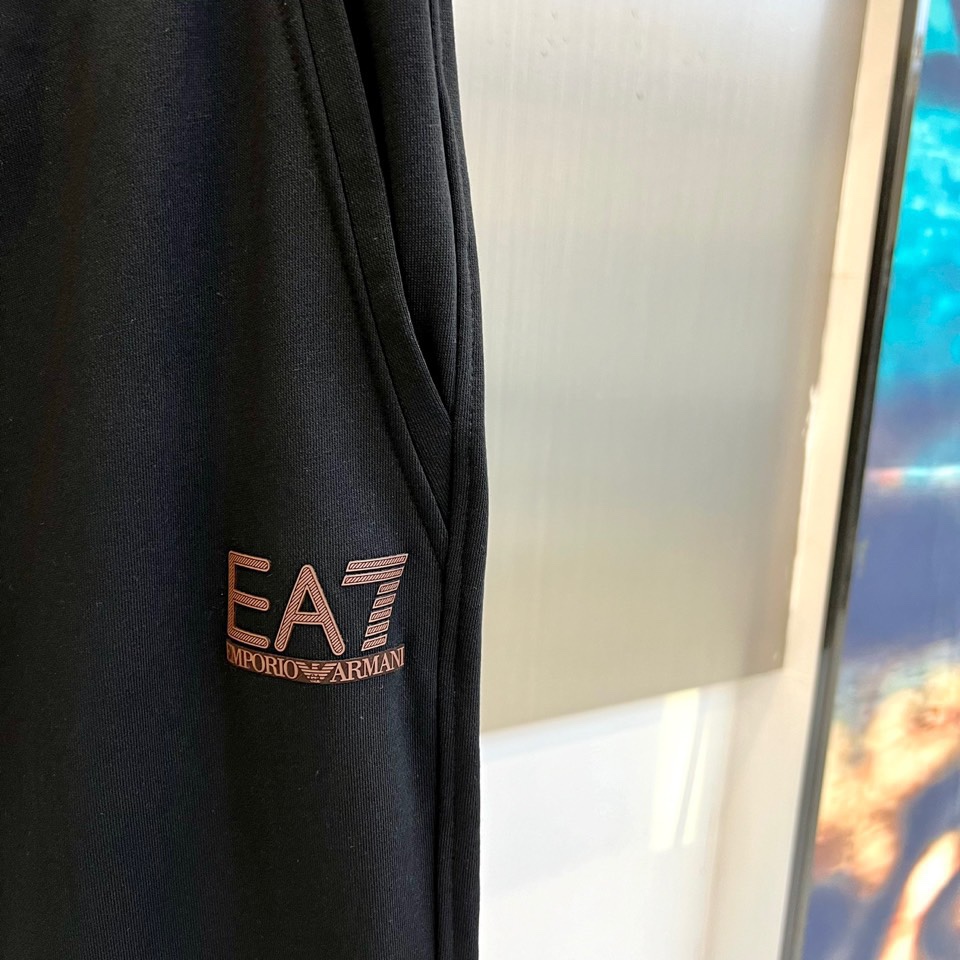 EA7阿玛尼24秋冬新品发售运动圆领卫衣套装系列简单大气的套装带着满满的高级感选用客供进口全棉材质制成简