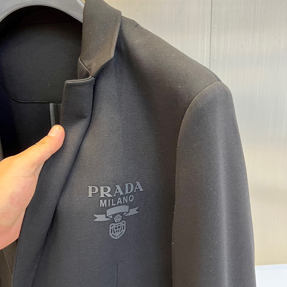 Prad普拉24s秋冬新品刺绣logo休闲时尚原单西服外套品牌经典刺绣logo标记搭配内衬设计强调完美的