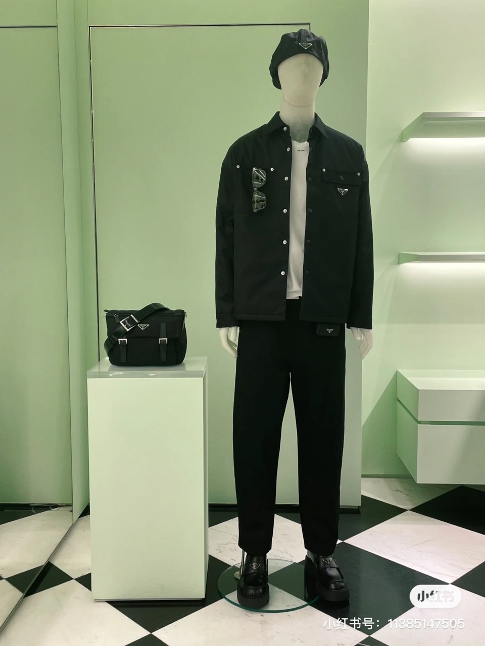 Prada/普拉达24FW秋冬男士衬衫领Re-Nylon再生夹棉尼龙夹克外套这款夹克以经典男士衬衫为灵感