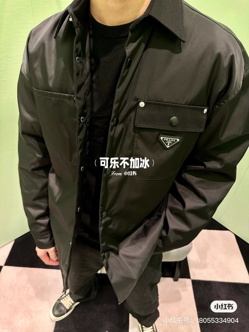 Prada/普拉达24FW秋冬男士衬衫领Re-Nylon再生夹棉尼龙夹克外套这款夹克以经典男士衬衫为灵感