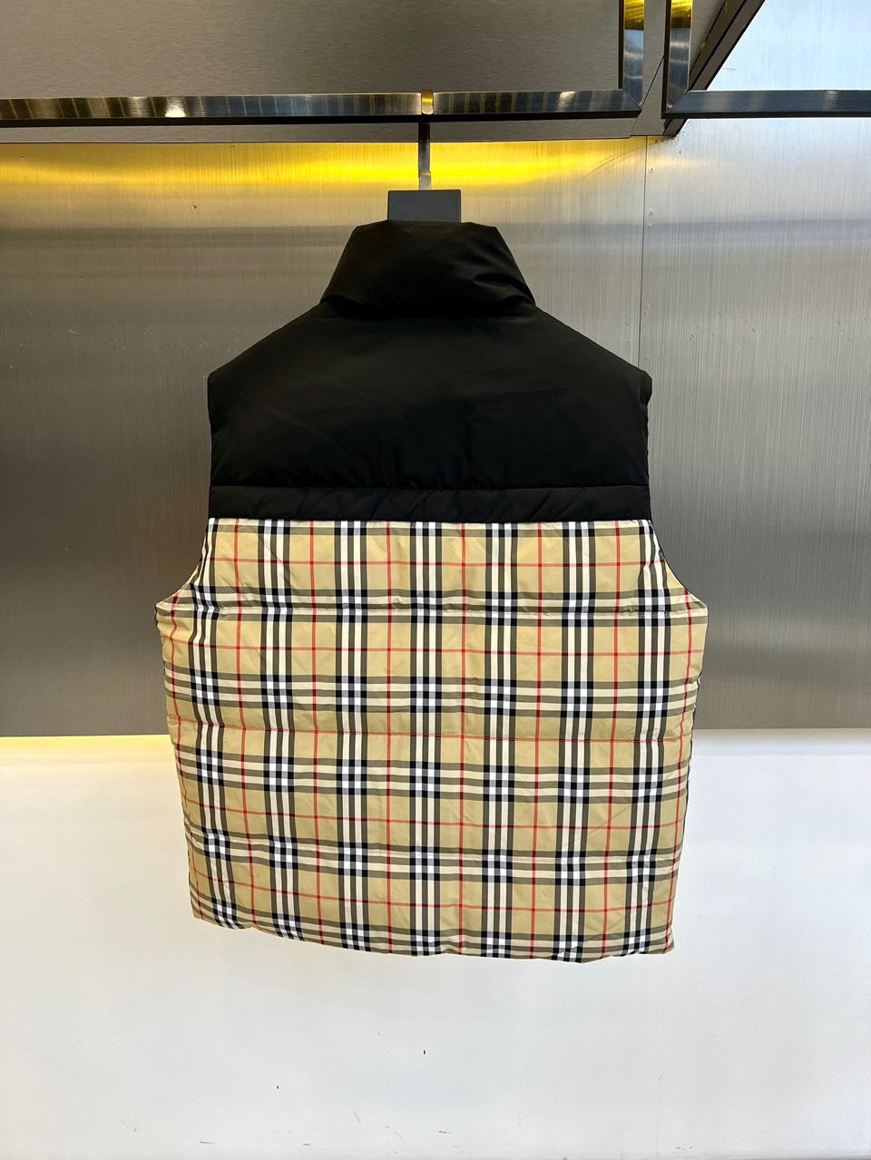 Burberry/巴宝莉24FW新款格子格纹双面穿战马羽绒马甲男士双面两穿格纹无袖羽绒服正面搭配Burb