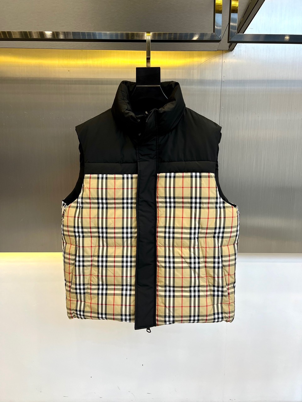 Burberry/巴宝莉24FW新款格子格纹双面穿战马羽绒马甲男士双面两穿格纹无袖羽绒服正面搭配Burb